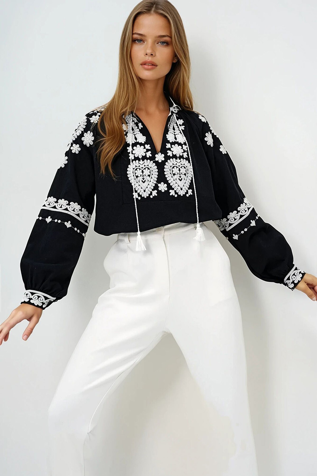 Siyah V Yaka Nakış İşlemeli Balon Kol Keten Bluz