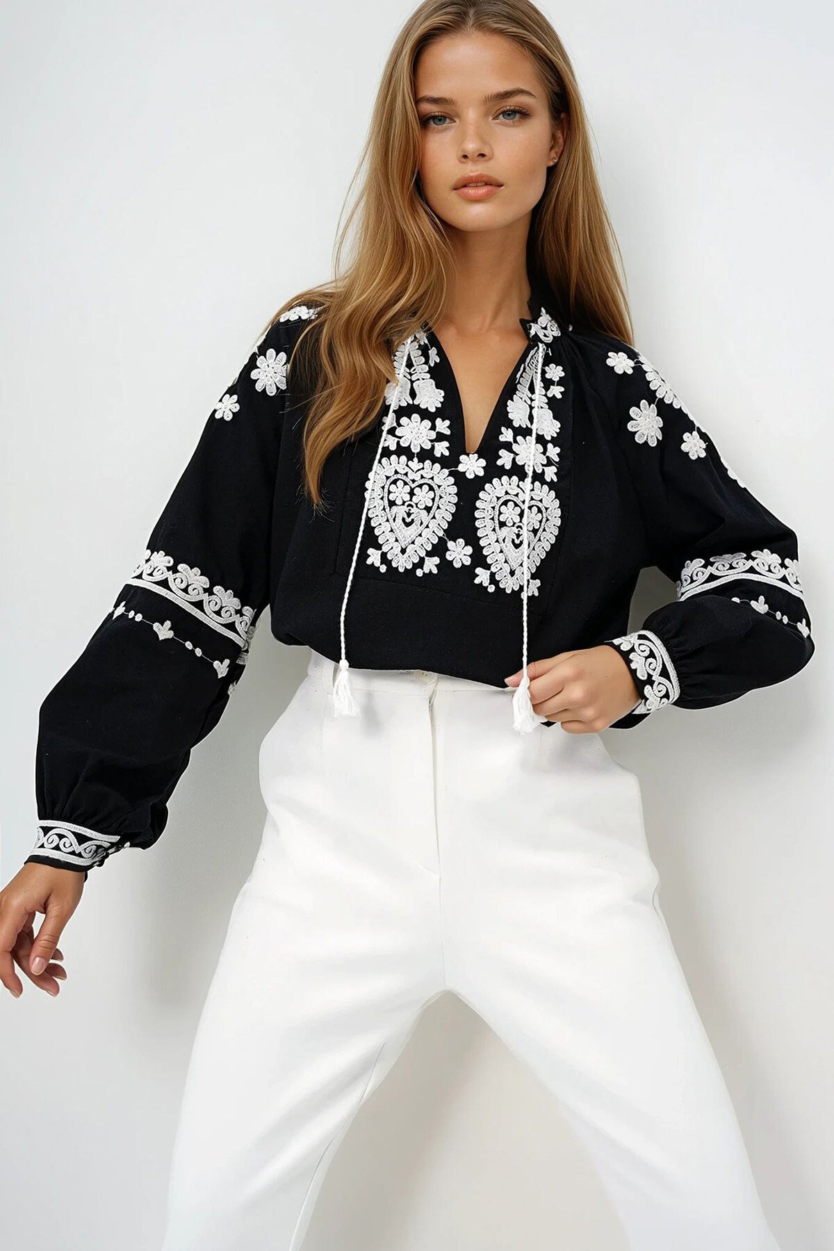 Siyah V Yaka Nakış İşlemeli Balon Kol Keten Bluz