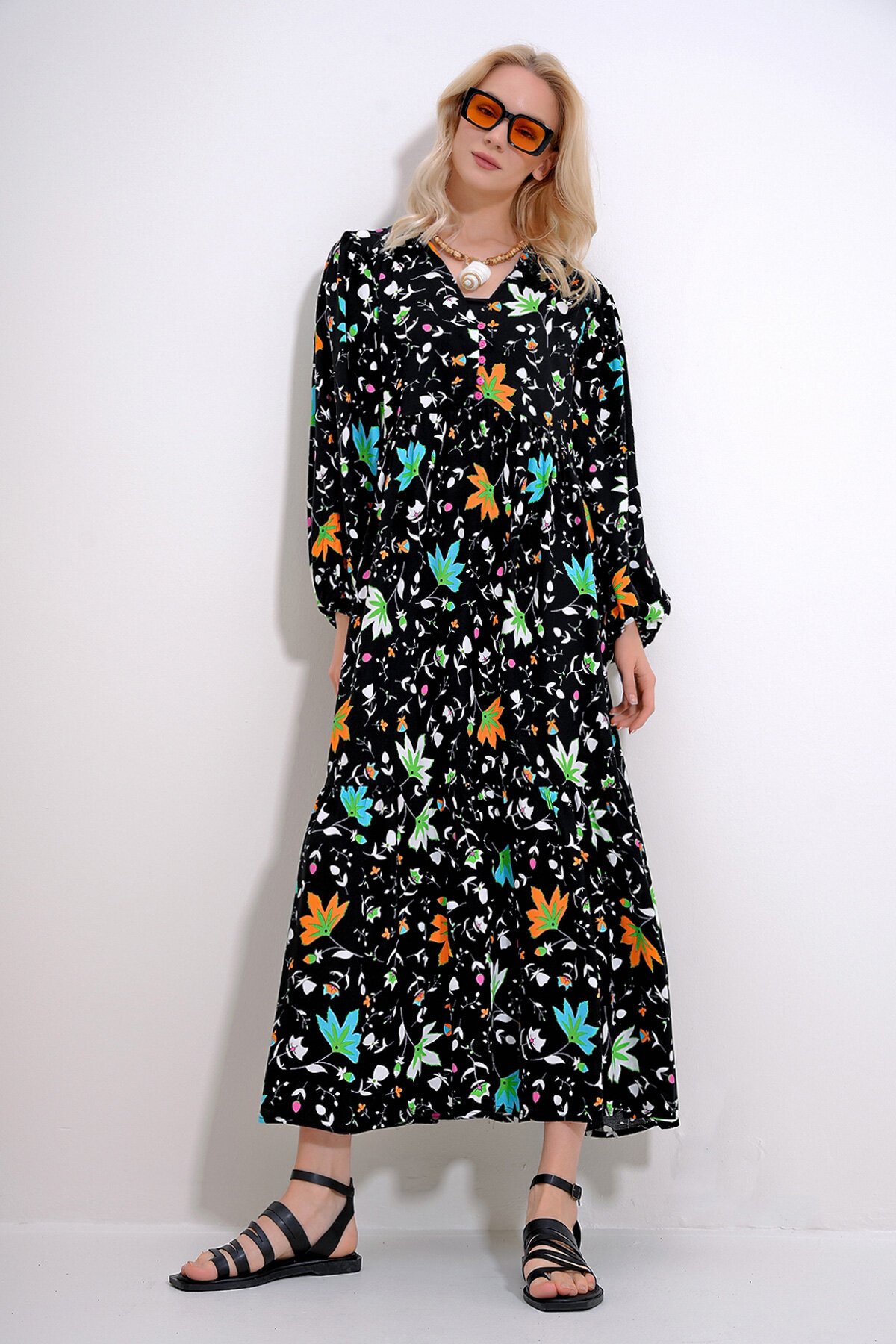 Siyah V Yaka Önü Düğme Detaylı Desenli Dokuma Viskon Elbise