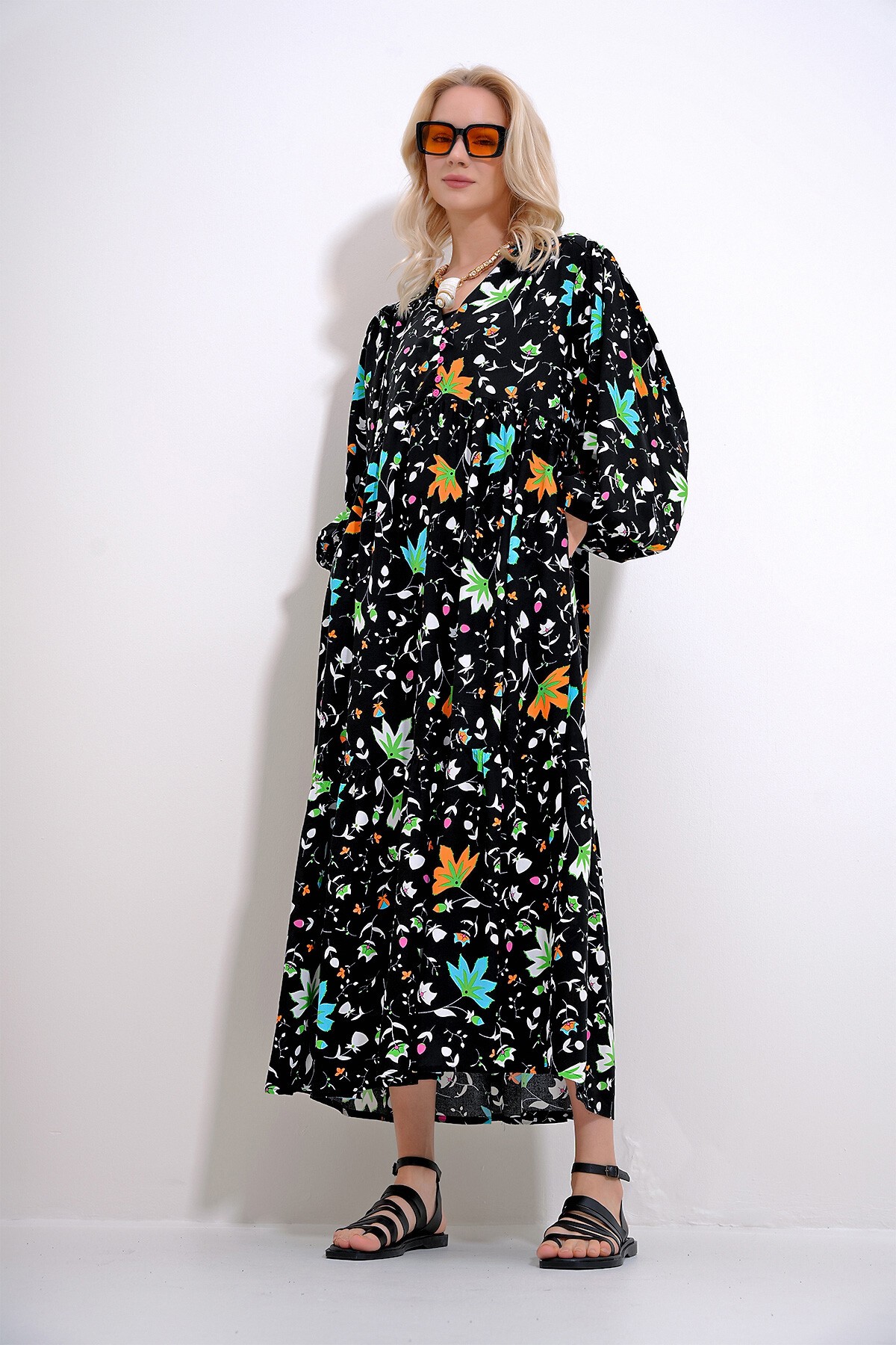 Siyah V Yaka Önü Düğme Detaylı Desenli Dokuma Viskon Elbise