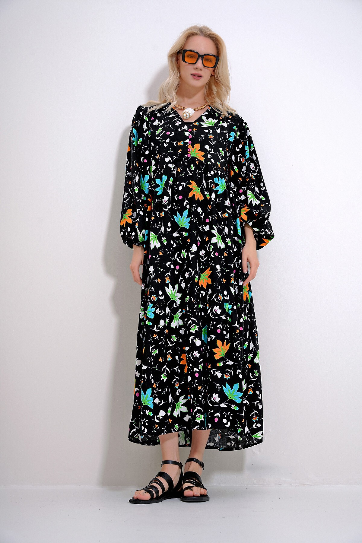 Siyah V Yaka Önü Düğme Detaylı Desenli Dokuma Viskon Elbise