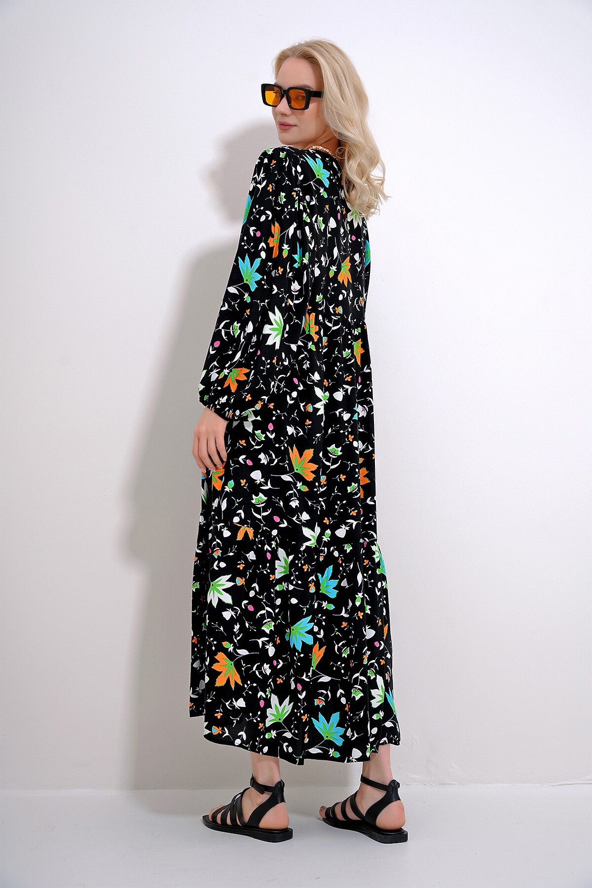 Siyah V Yaka Önü Düğme Detaylı Desenli Dokuma Viskon Elbise