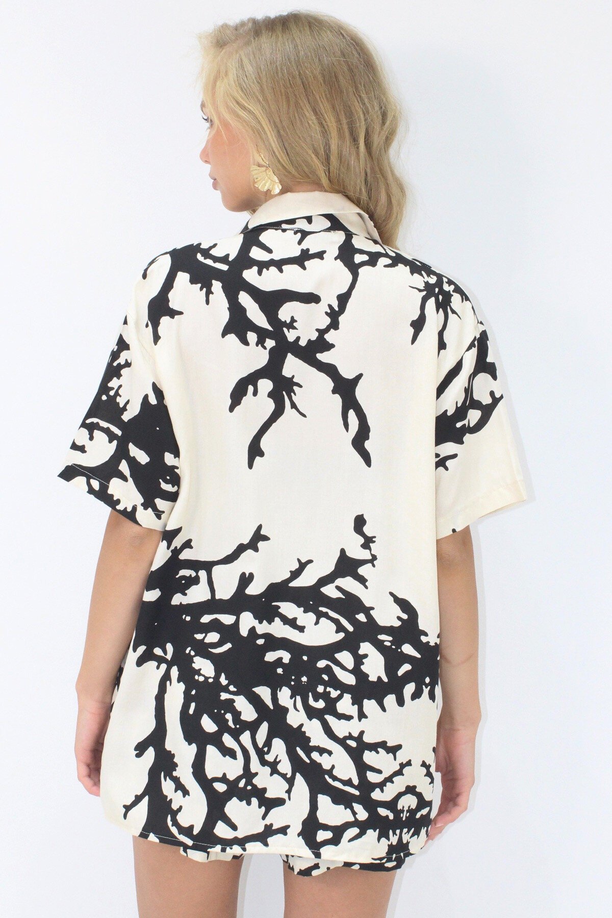 Siyah-Vanilya Kısa Kol Desenli Dokuma Gömlek Ve Çift Cepli Şort Takım