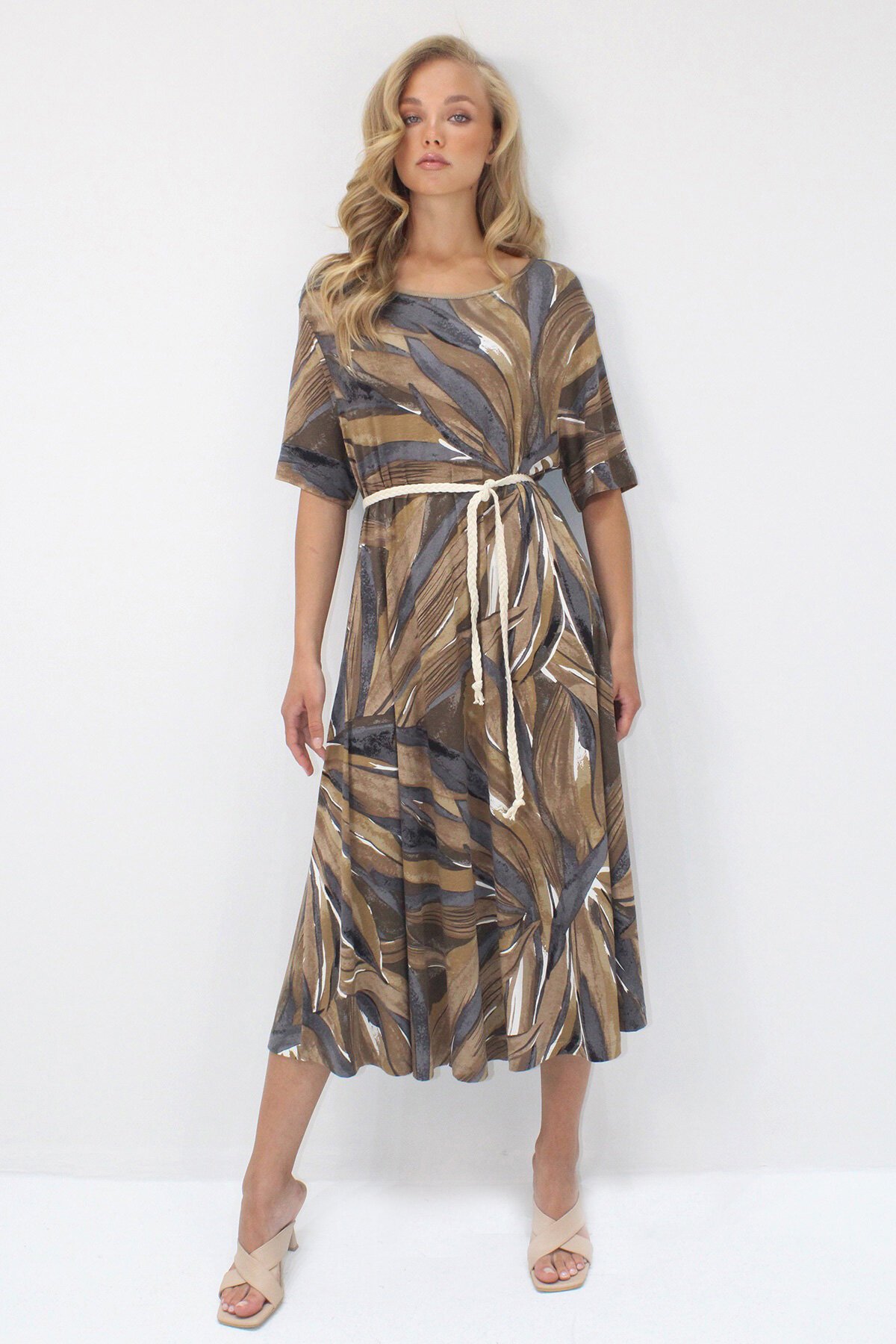 Sütlü Kahve Kayık Yaka Desenli Midi Boy Rahat Kalıp Viskon Elbise