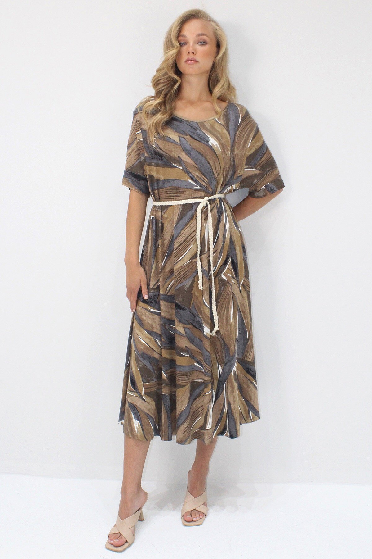 Sütlü Kahve Kayık Yaka Desenli Midi Boy Rahat Kalıp Viskon Elbise