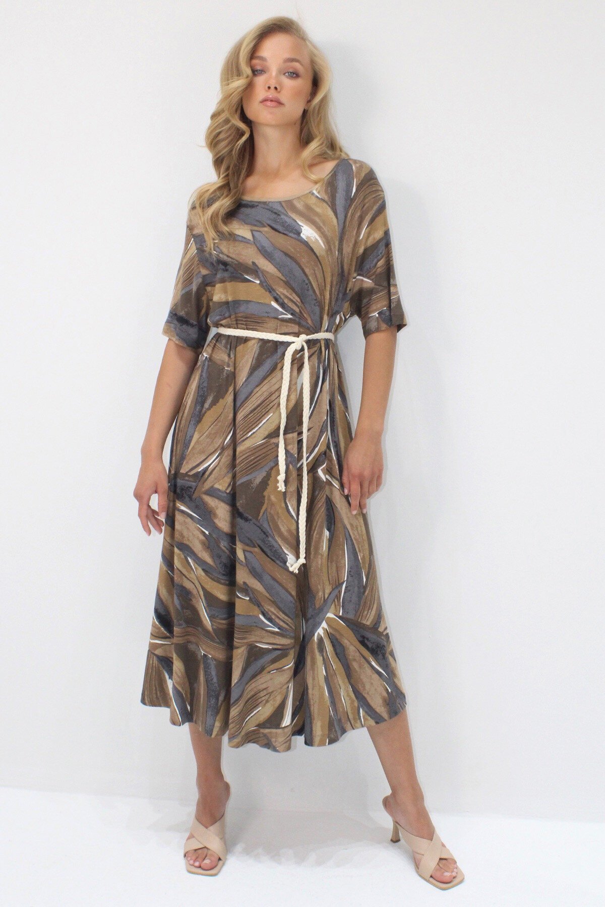 Sütlü Kahve Kayık Yaka Desenli Midi Boy Rahat Kalıp Viskon Elbise