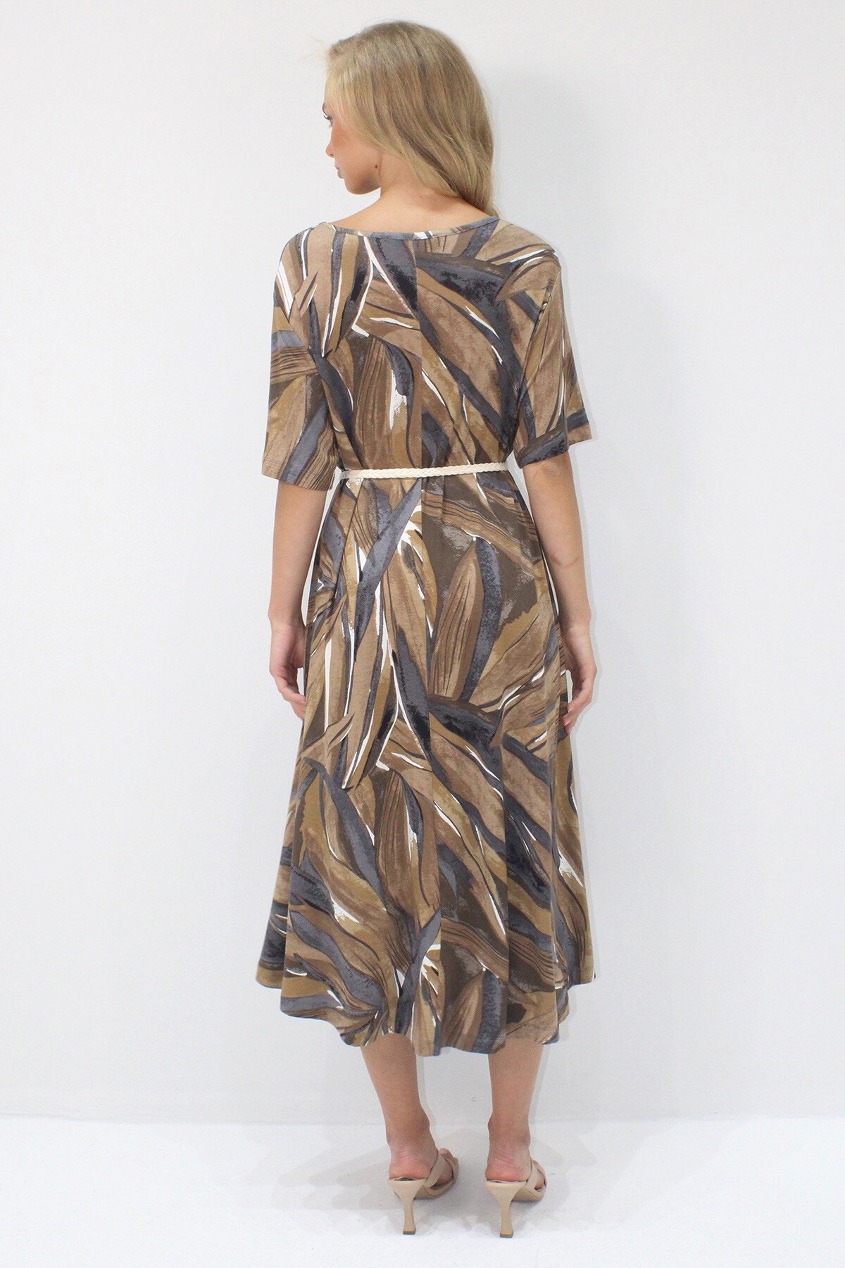 Sütlü Kahve Kayık Yaka Desenli Midi Boy Rahat Kalıp Viskon Elbise