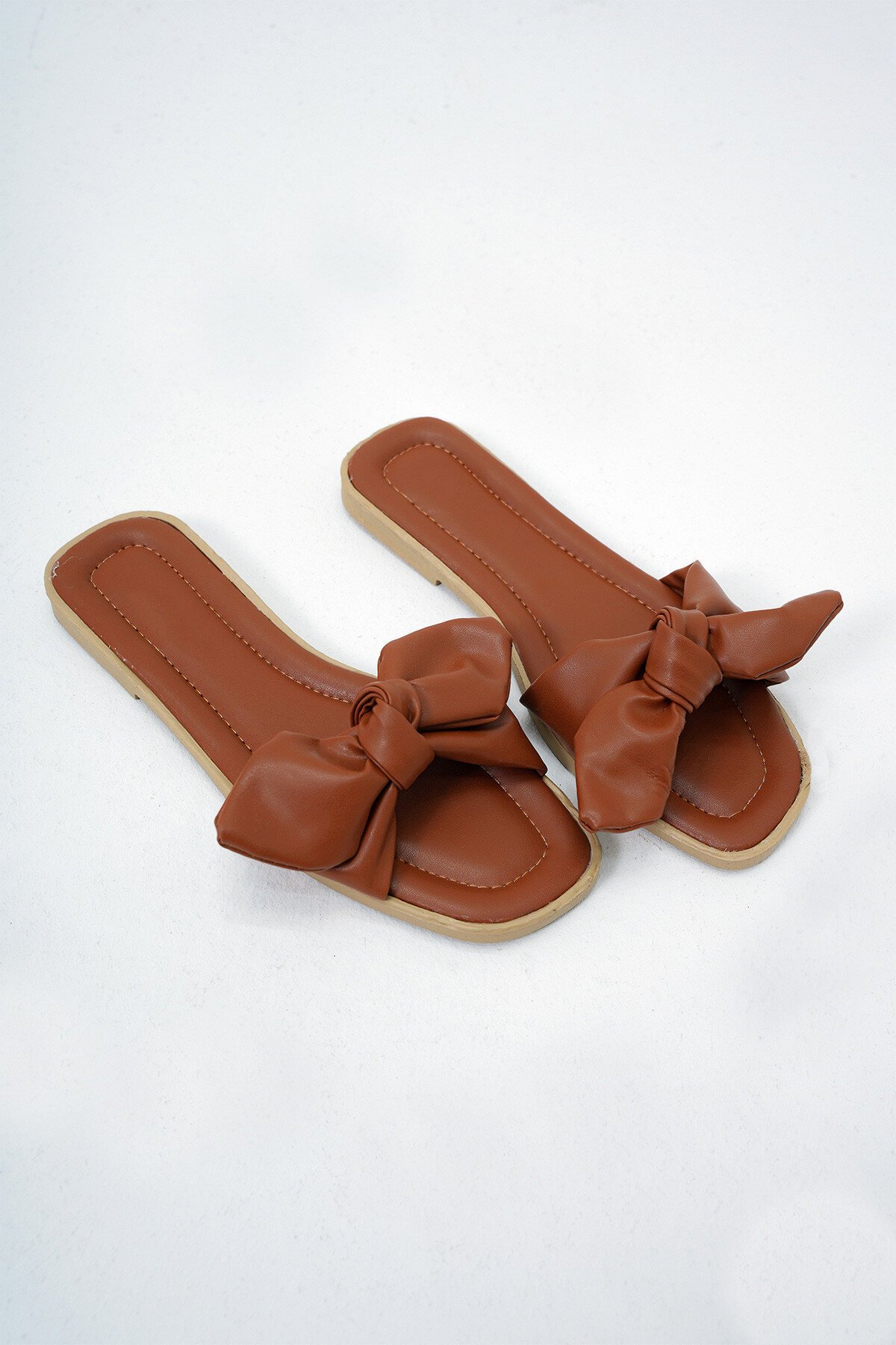 Taba Fiyonk Detaylı Suni Deri Düz Terlik