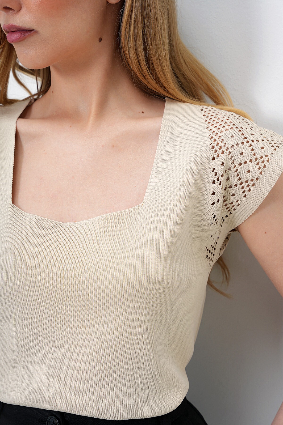 Taş Kare Yaka Ajurlu Yazlık Triko Bluz