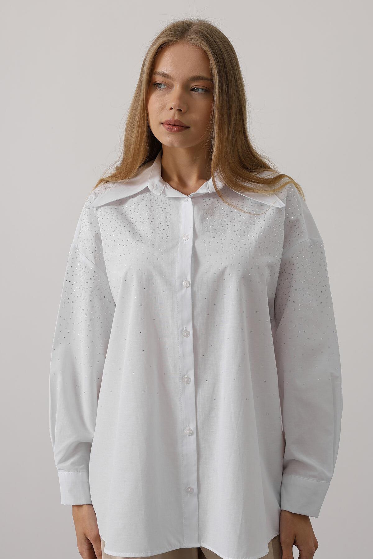 Beyaz Taş Detaylı Sivri Yaka Gömlek