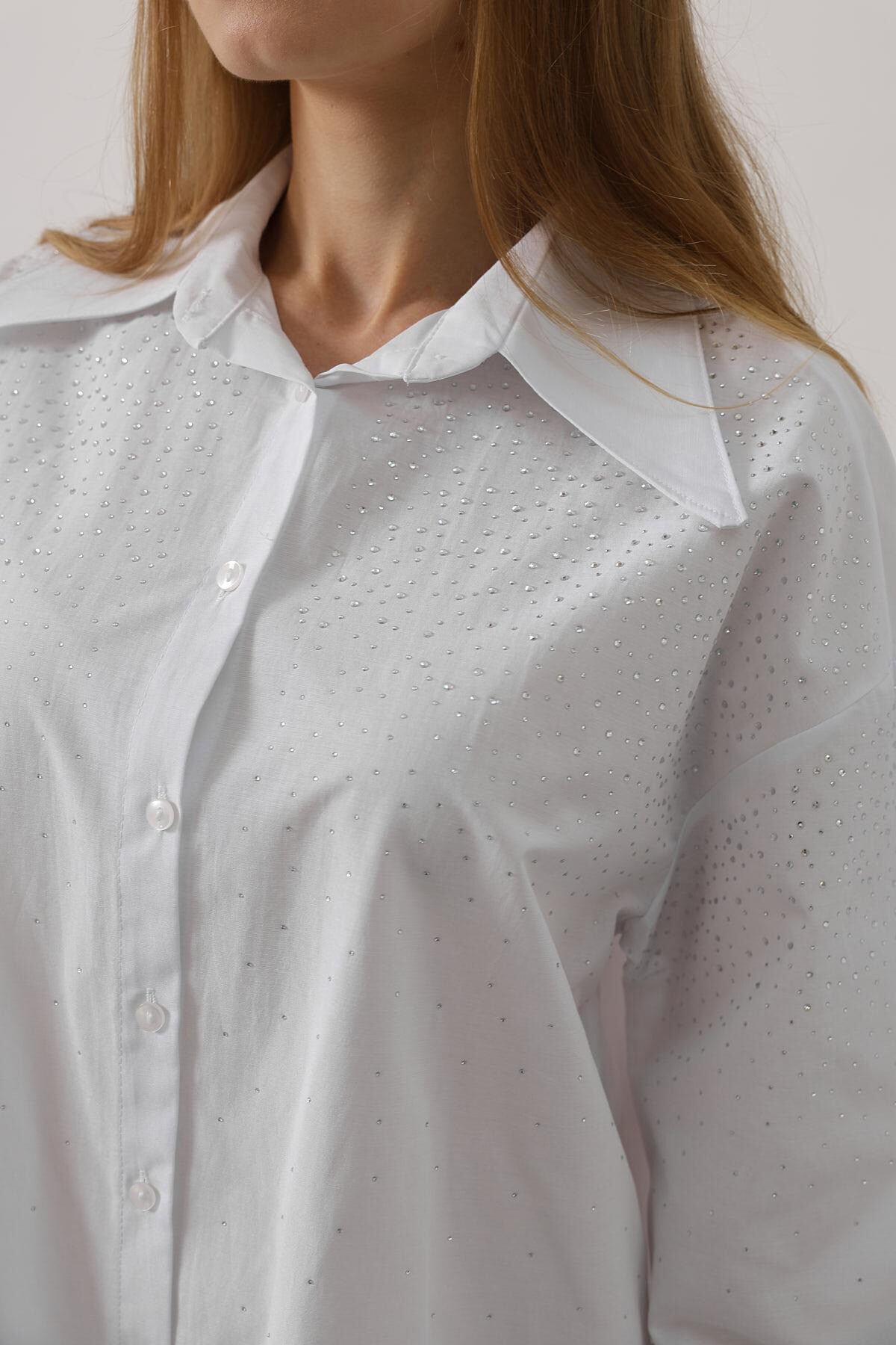 Beyaz Taş Detaylı Sivri Yaka Gömlek