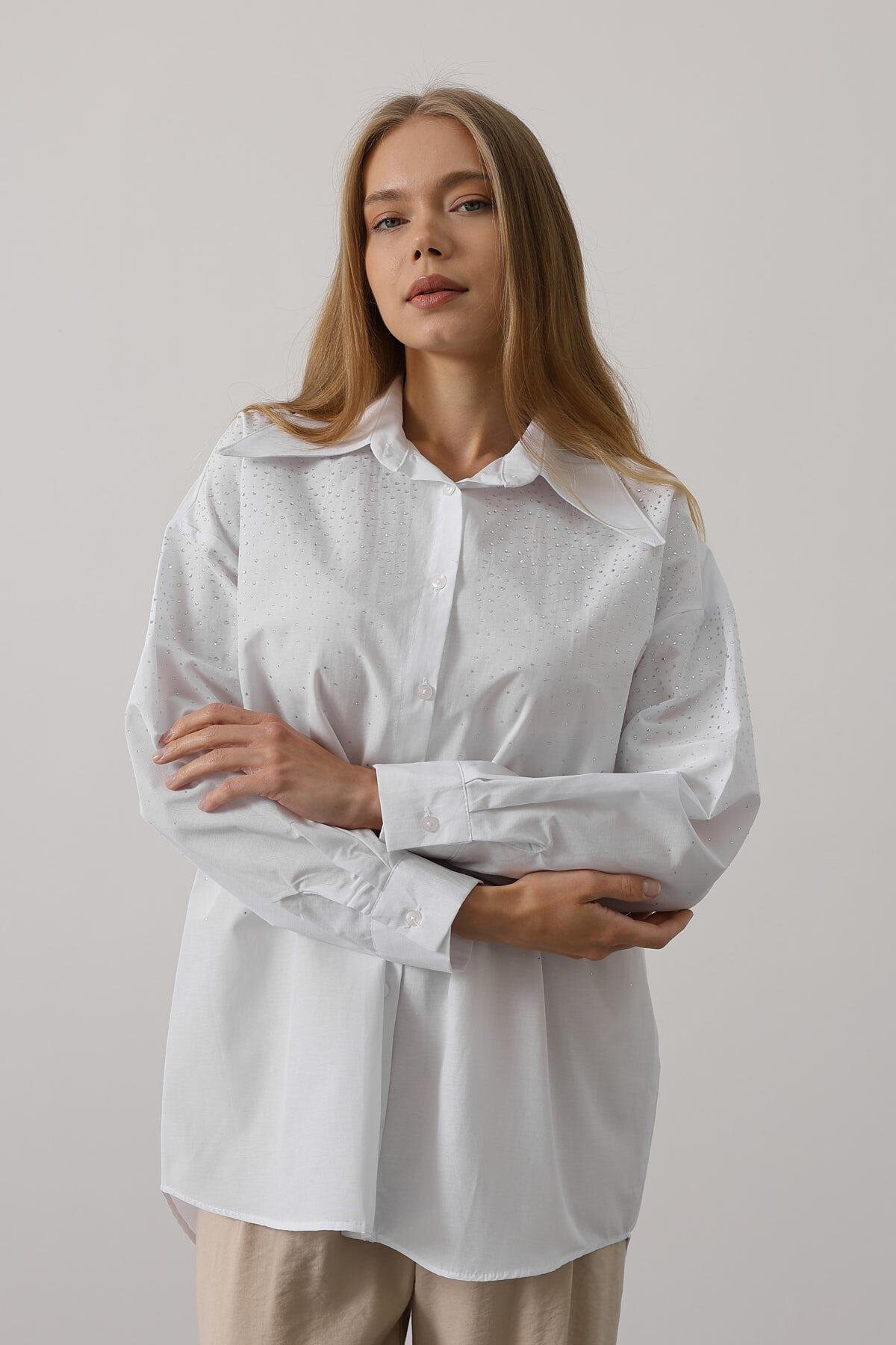Beyaz Taş Detaylı Sivri Yaka Gömlek