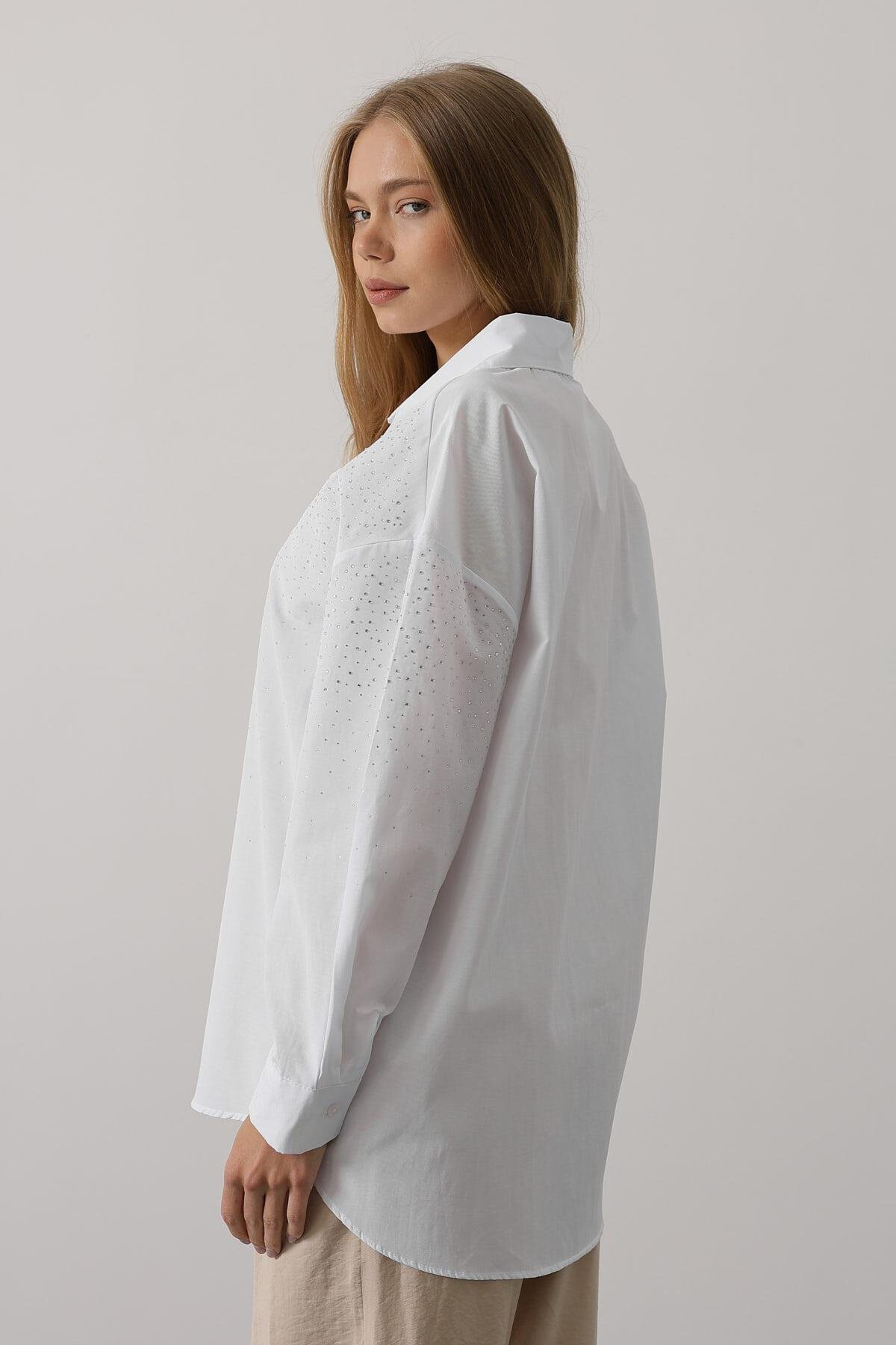 Beyaz Taş Detaylı Sivri Yaka Gömlek