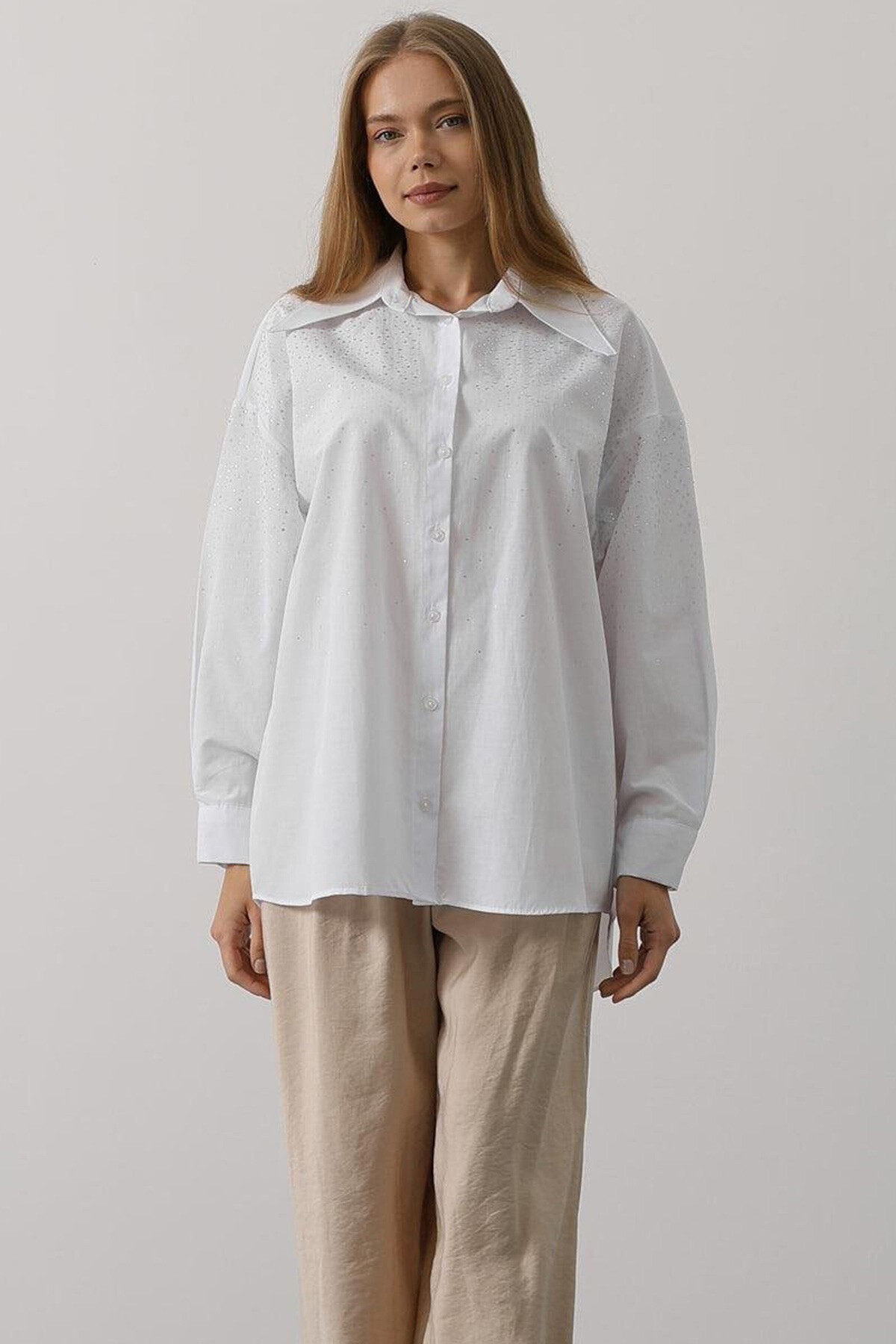 Beyaz Taş Detaylı Sivri Yaka Gömlek