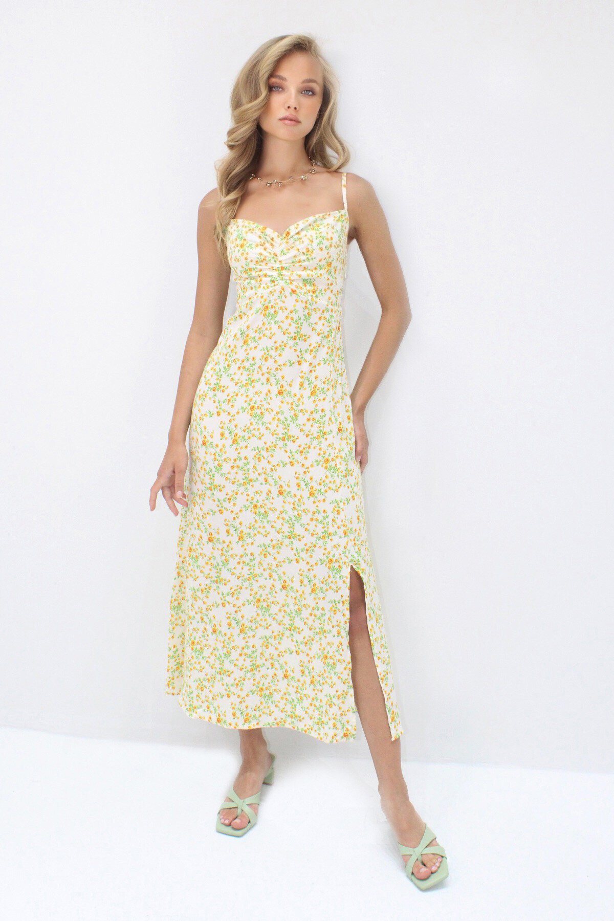 Tereyağı Sarısı Ayarlanabilir Askılı Önü Drapeli Yırtmaçlı Gizli Fermuarlı Viskon Elbise