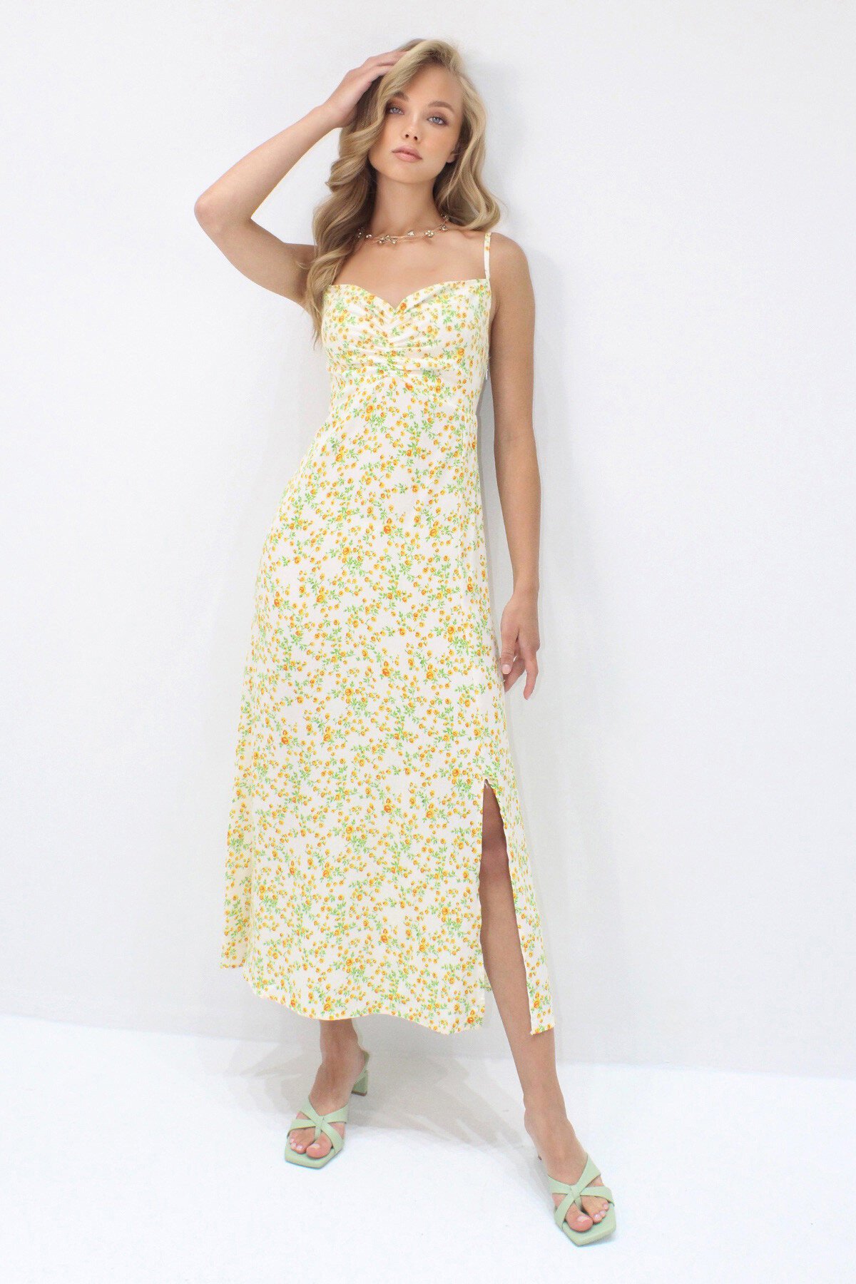 Tereyağı Sarısı Ayarlanabilir Askılı Önü Drapeli Yırtmaçlı Gizli Fermuarlı Viskon Elbise