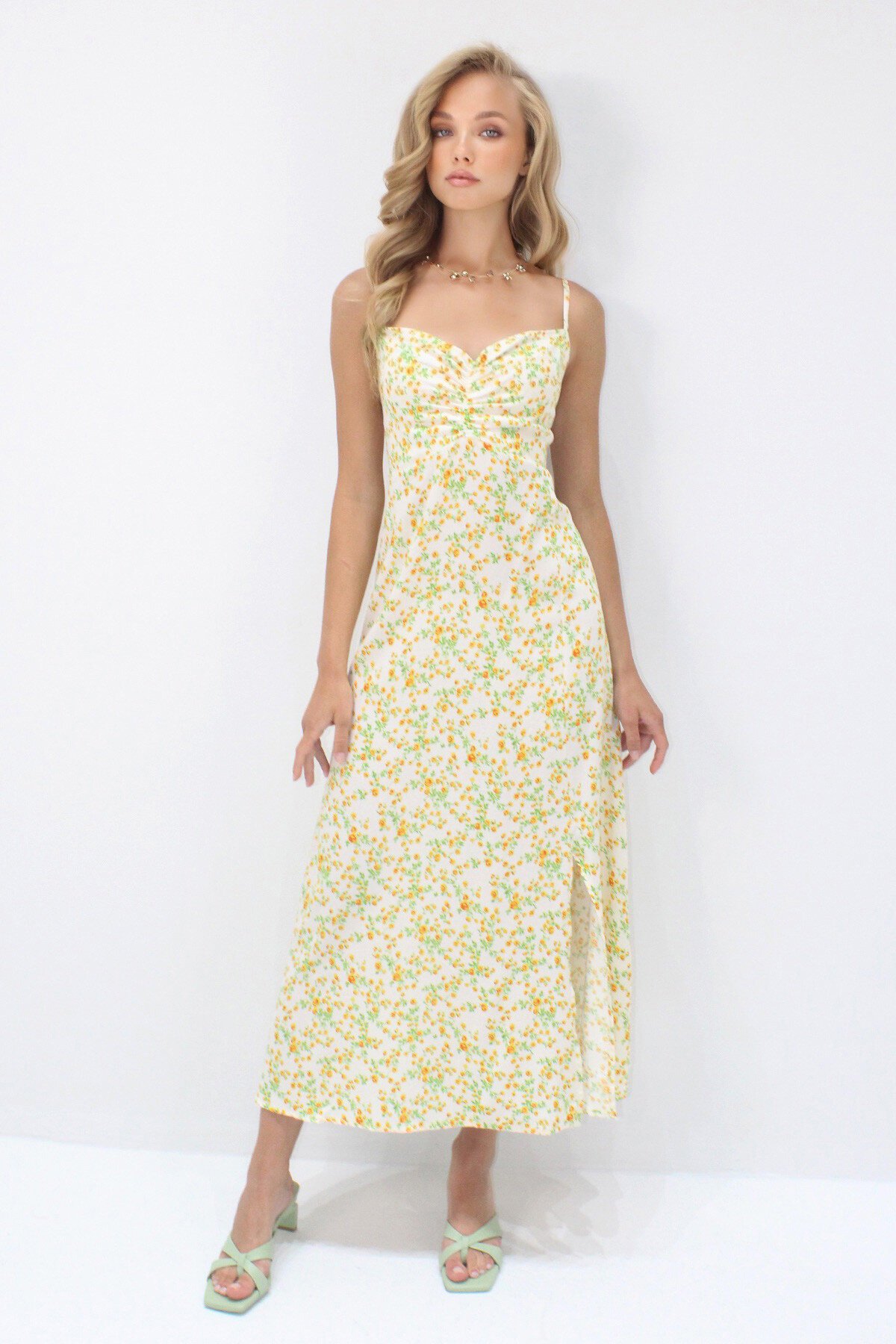 Tereyağı Sarısı Ayarlanabilir Askılı Önü Drapeli Yırtmaçlı Gizli Fermuarlı Viskon Elbise