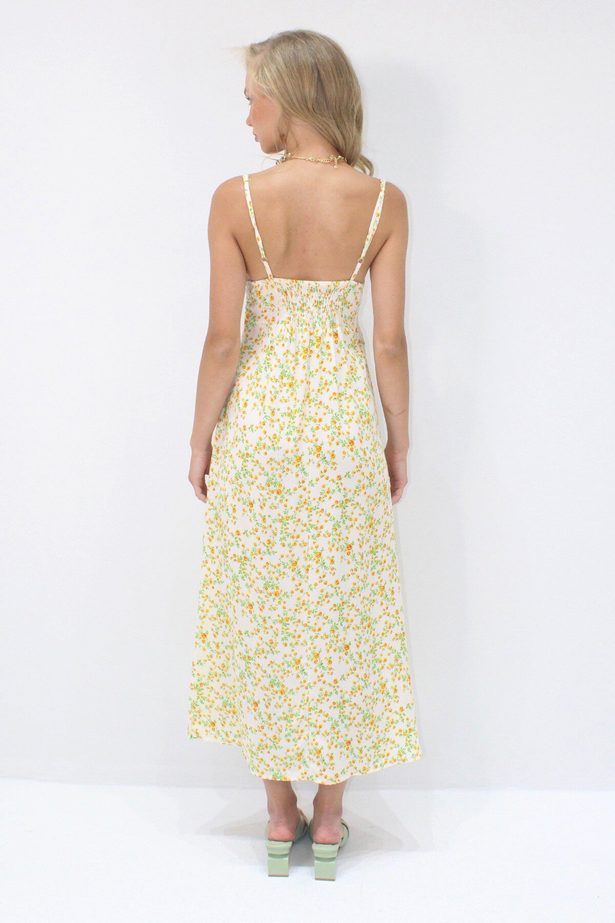 Tereyağı Sarısı Ayarlanabilir Askılı Önü Drapeli Yırtmaçlı Gizli Fermuarlı Viskon Elbise