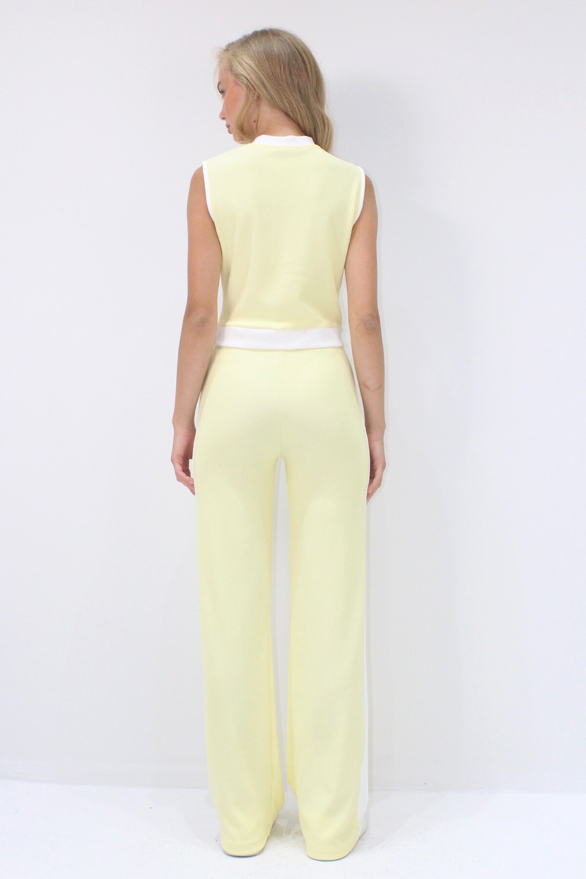 Tereyağı Sarısı Dik Yaka Metal Düğmeli Renk Bloklu Crop Bluz Ve Palazzo Pantolon Takım