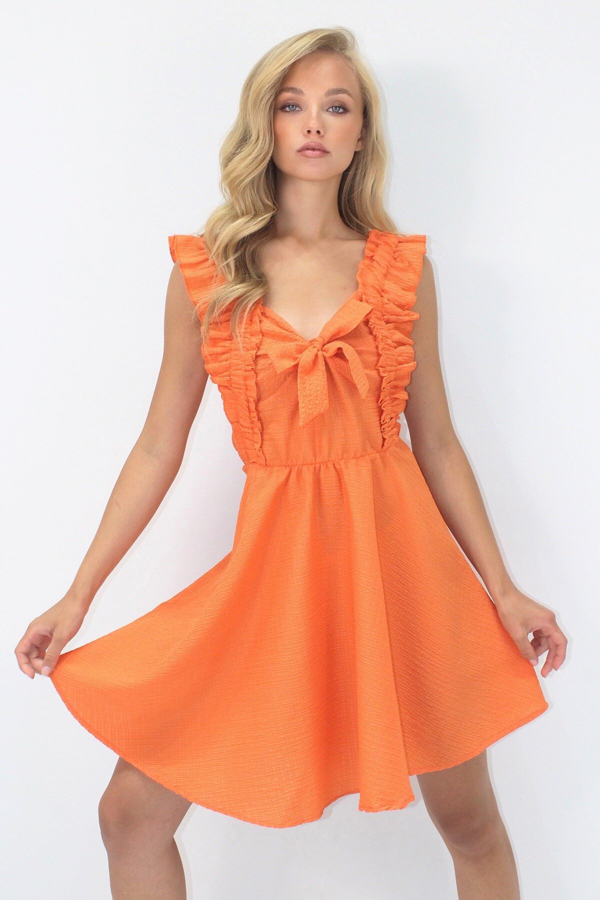 Turuncu Kalın Askılı Fırfır Detaylı Önü Bağlamalı Göfre Kumaş Kloş Elbise