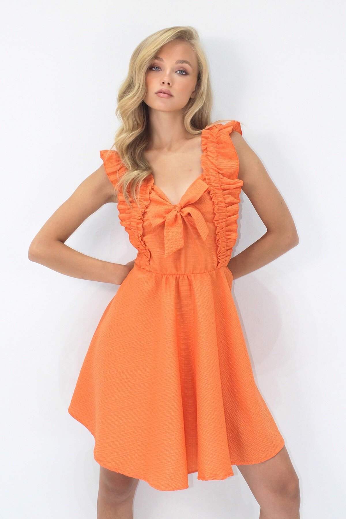 Turuncu Kalın Askılı Fırfır Detaylı Önü Bağlamalı Göfre Kumaş Kloş Elbise