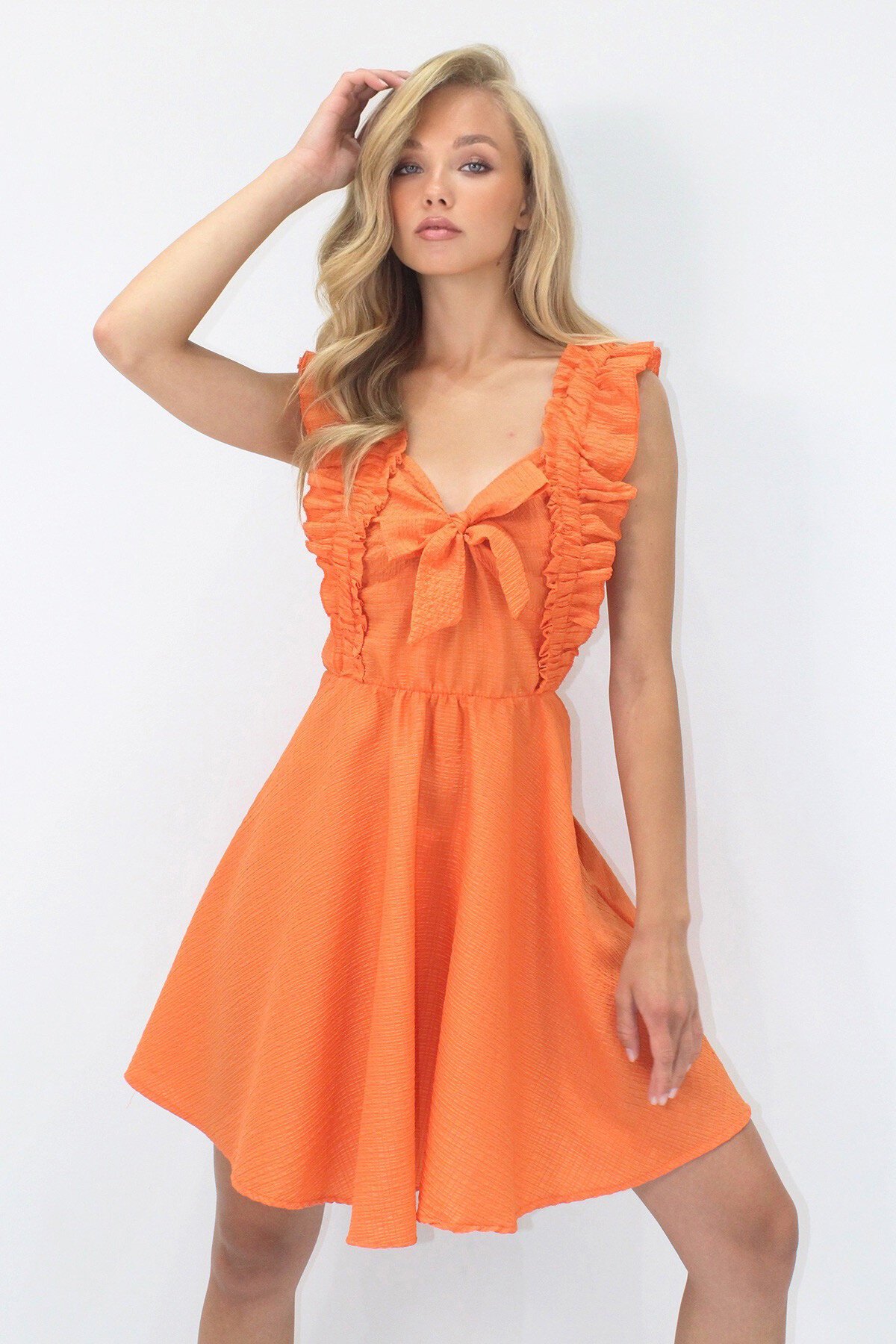 Turuncu Kalın Askılı Fırfır Detaylı Önü Bağlamalı Göfre Kumaş Kloş Elbise