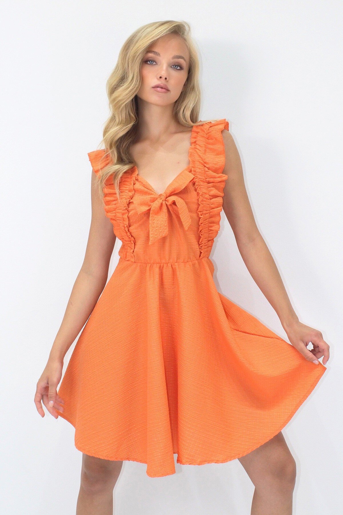 Turuncu Kalın Askılı Fırfır Detaylı Önü Bağlamalı Göfre Kumaş Kloş Elbise