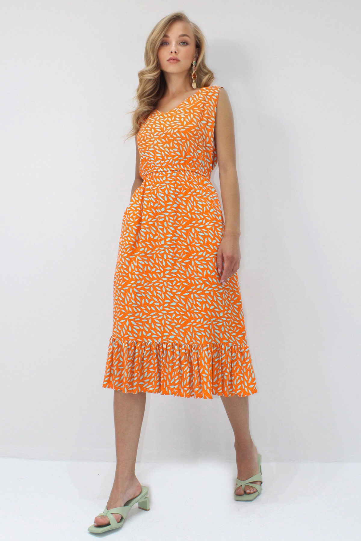 Turuncu Ön Arka V Yaka Desenli Eteği Volanlı Midi Boy Dokuma Viskon Elbise