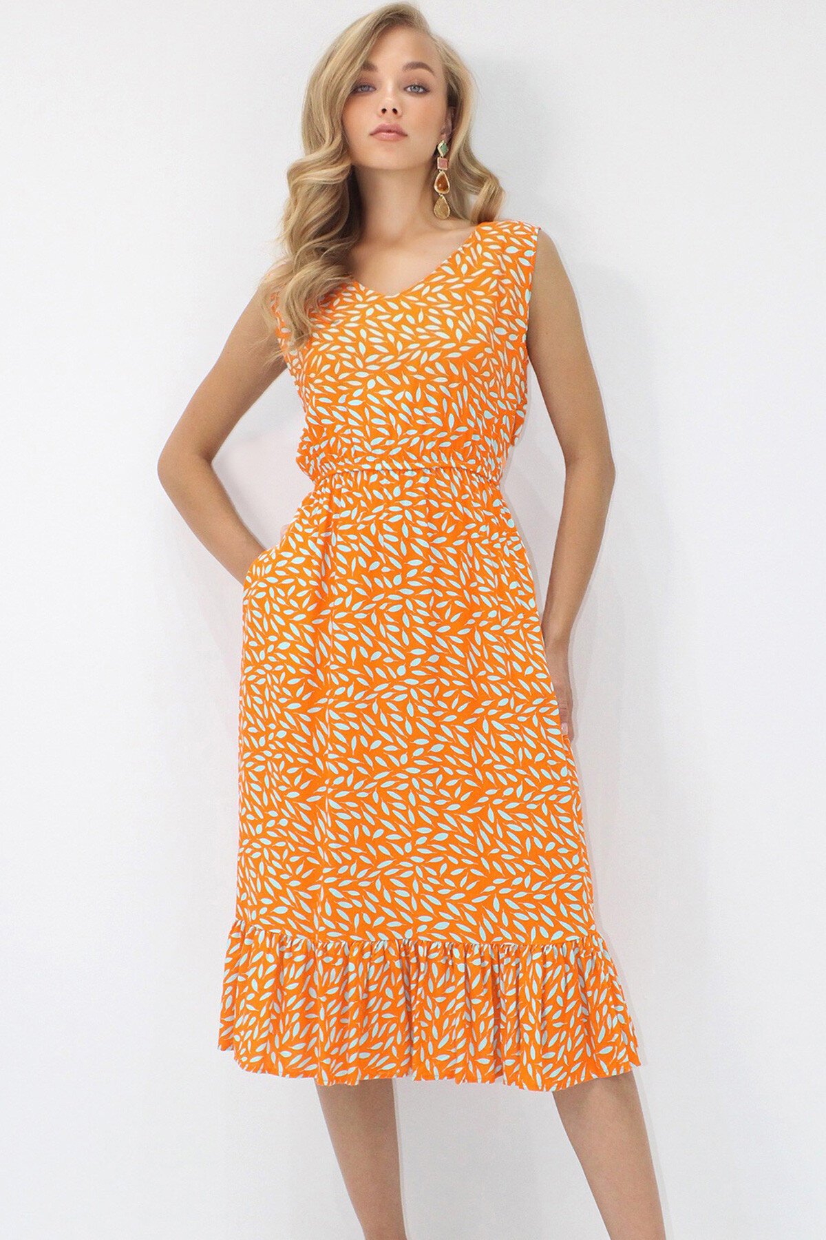 Turuncu Ön Arka V Yaka Desenli Eteği Volanlı Midi Boy Dokuma Viskon Elbise