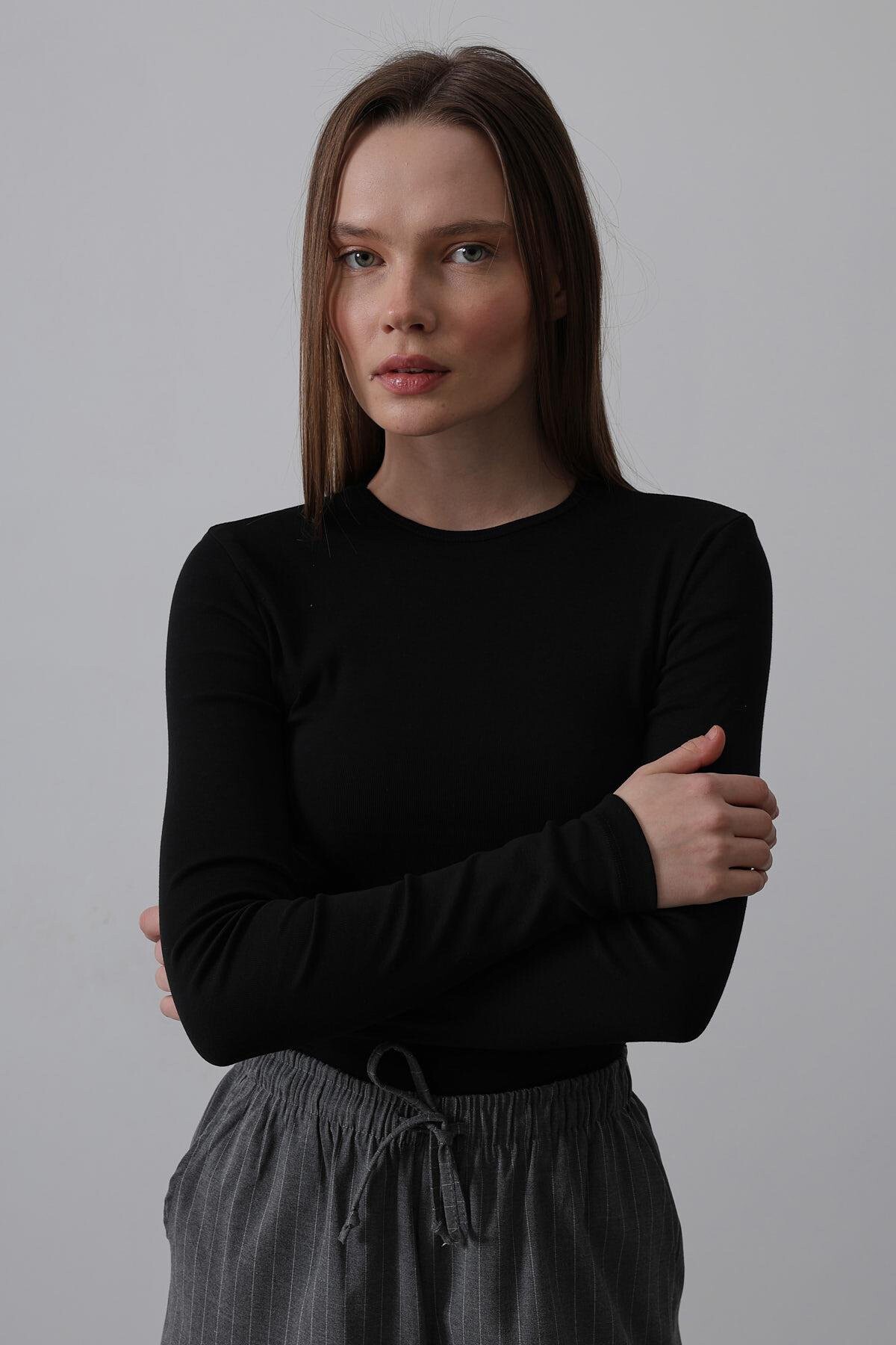 Siyah Bisiklet Yaka Basic Bluz