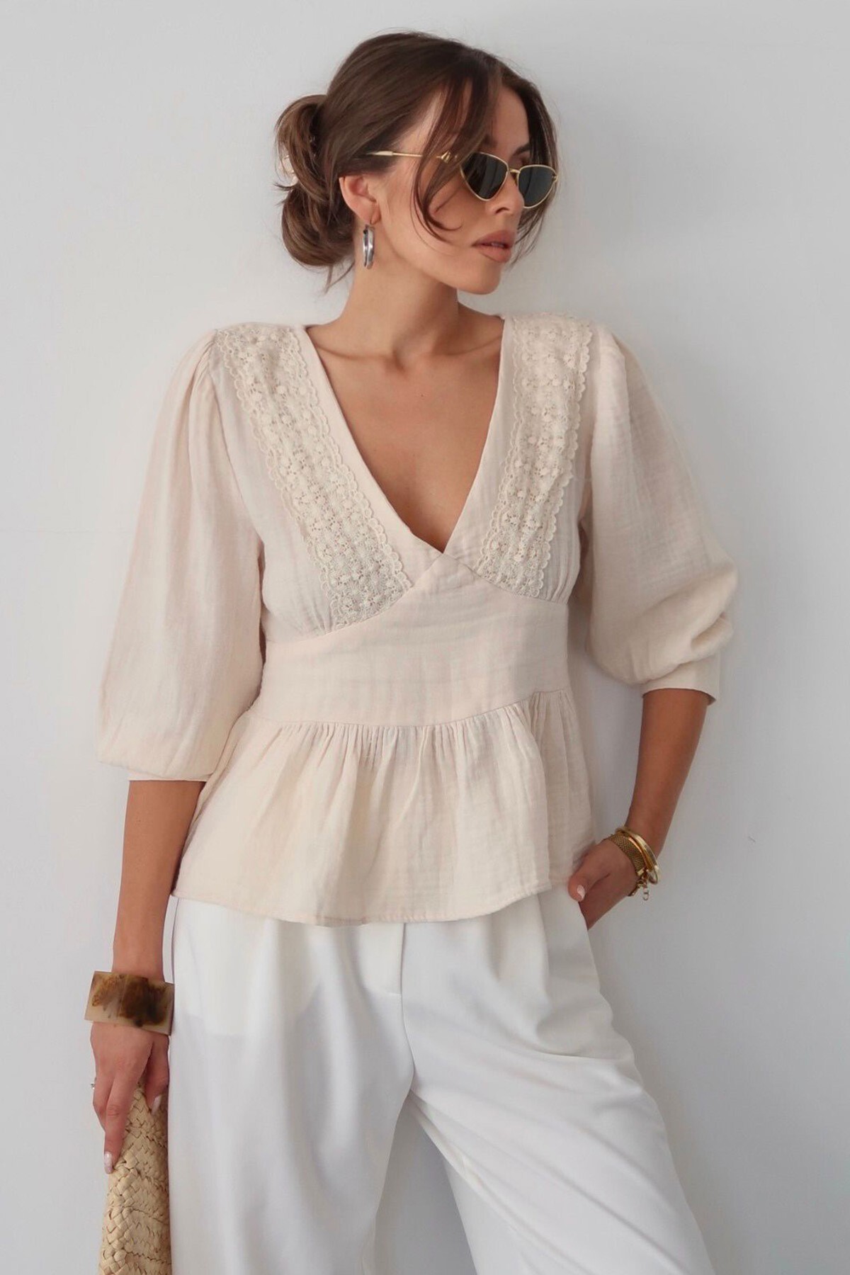 Krem V Yaka Dantel Detaylı Keten Bluz