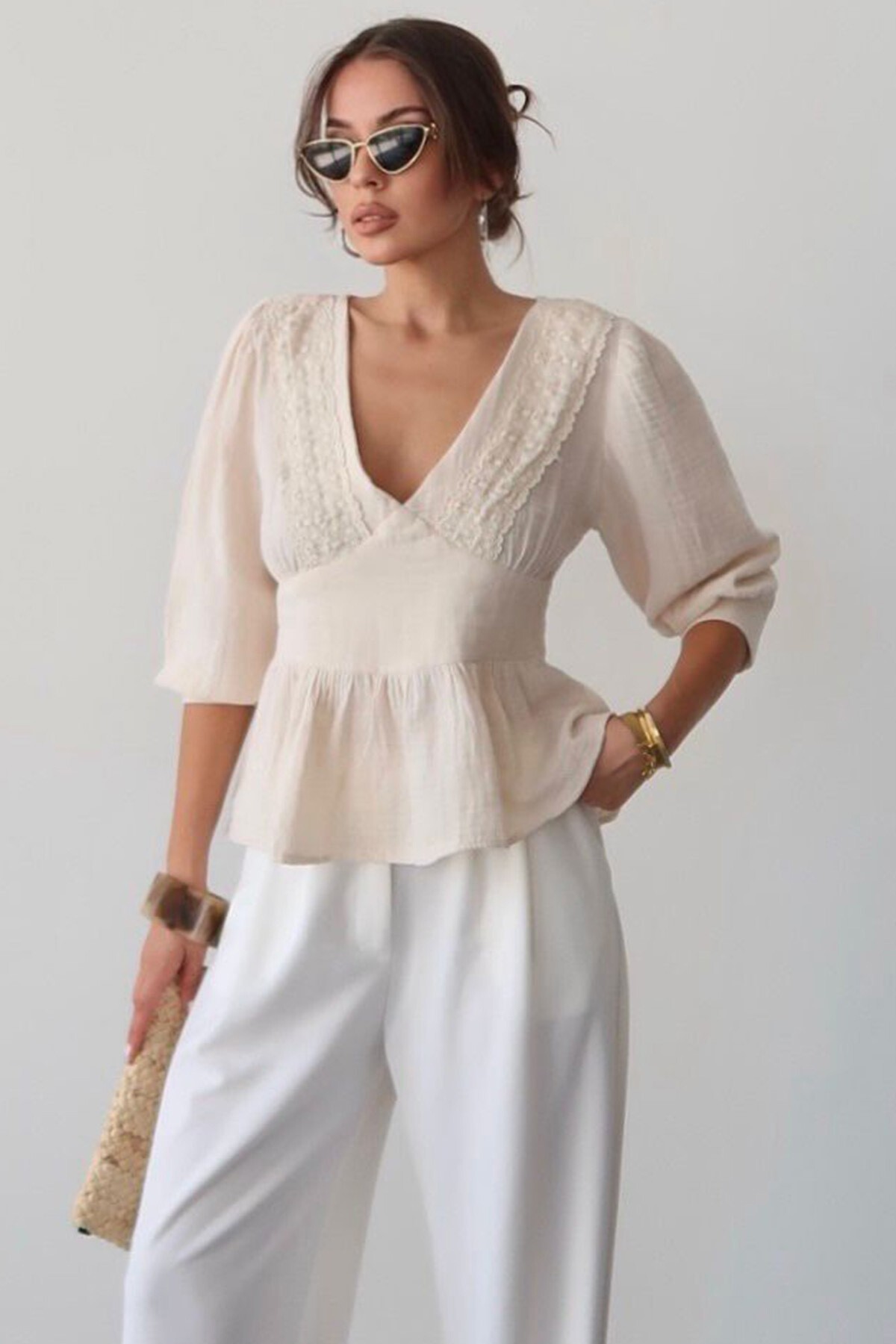 Krem V Yaka Dantel Detaylı Keten Bluz