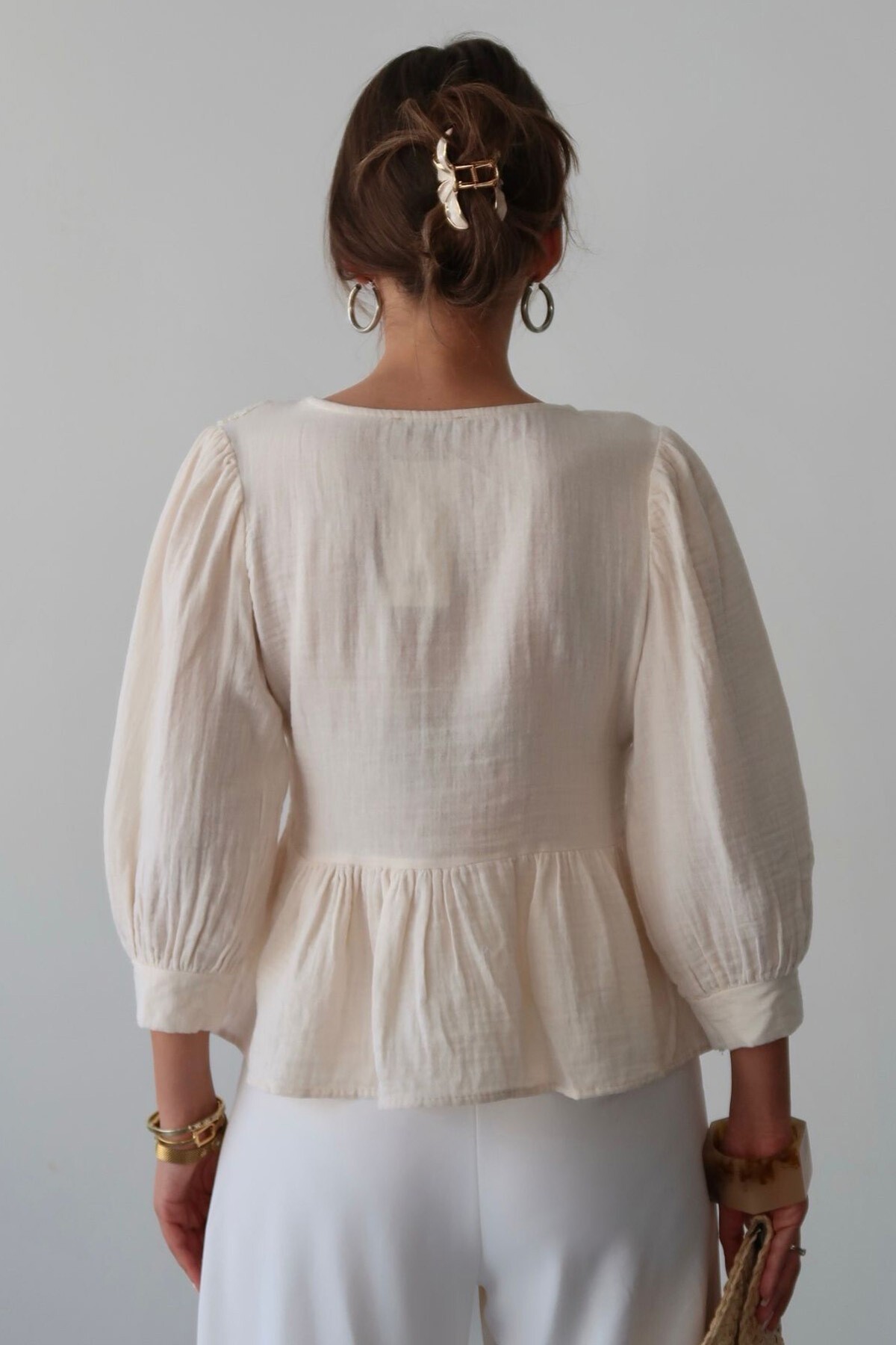 Krem V Yaka Dantel Detaylı Keten Bluz