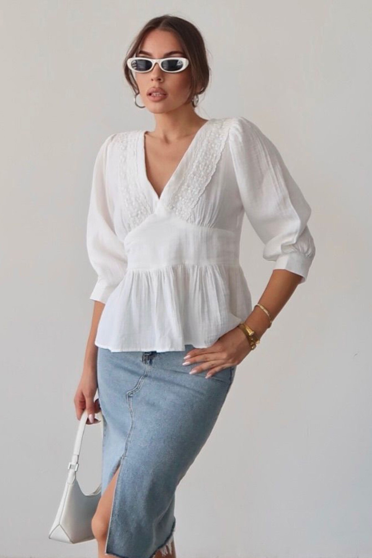 Beyaz V Yaka Dantel Detaylı Keten Bluz