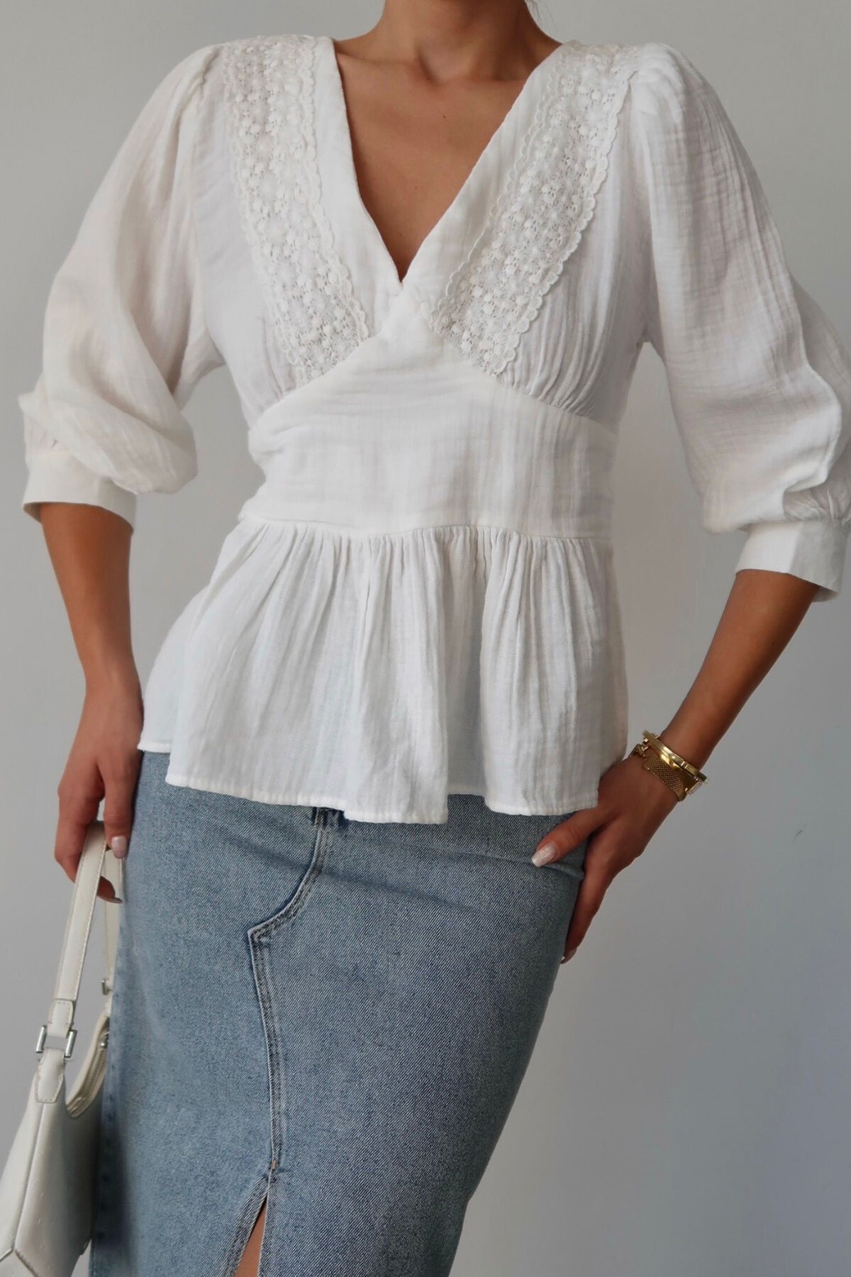 Beyaz V Yaka Dantel Detaylı Keten Bluz