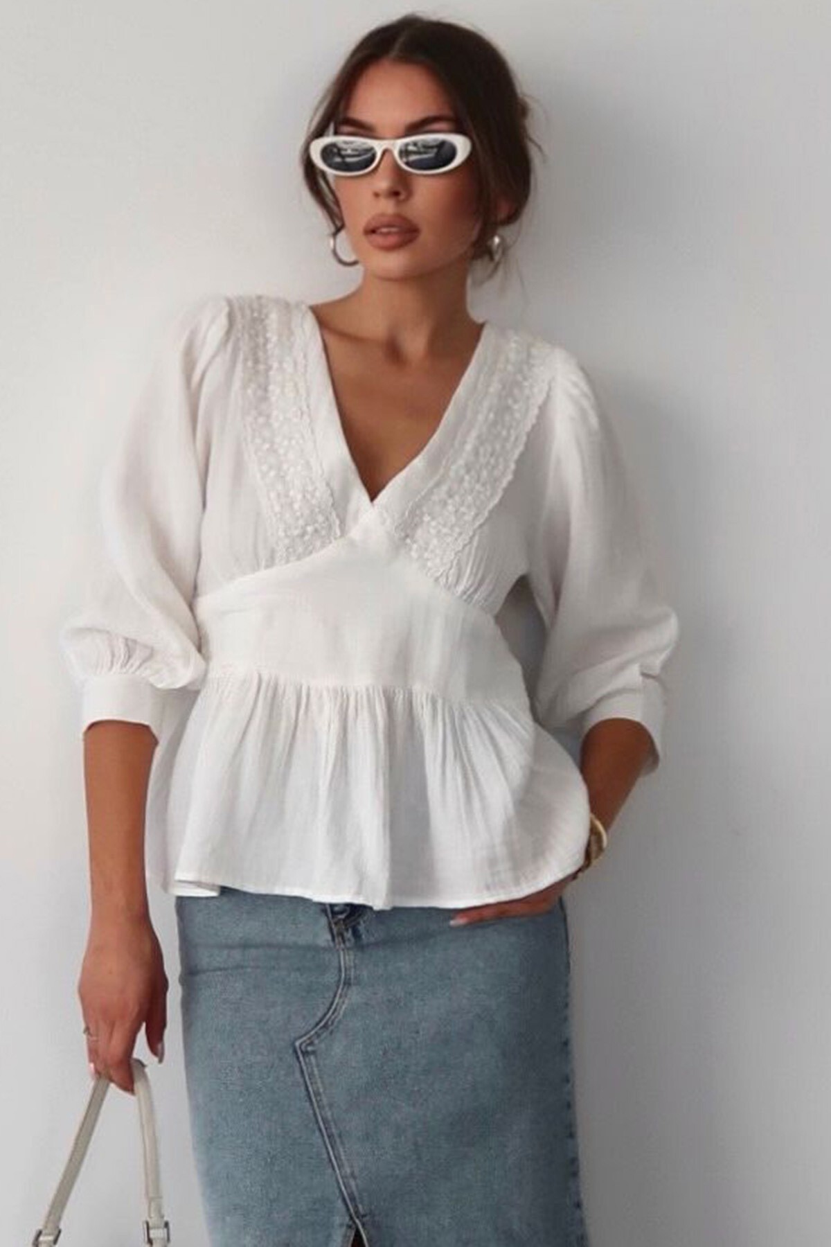 Beyaz V Yaka Dantel Detaylı Keten Bluz