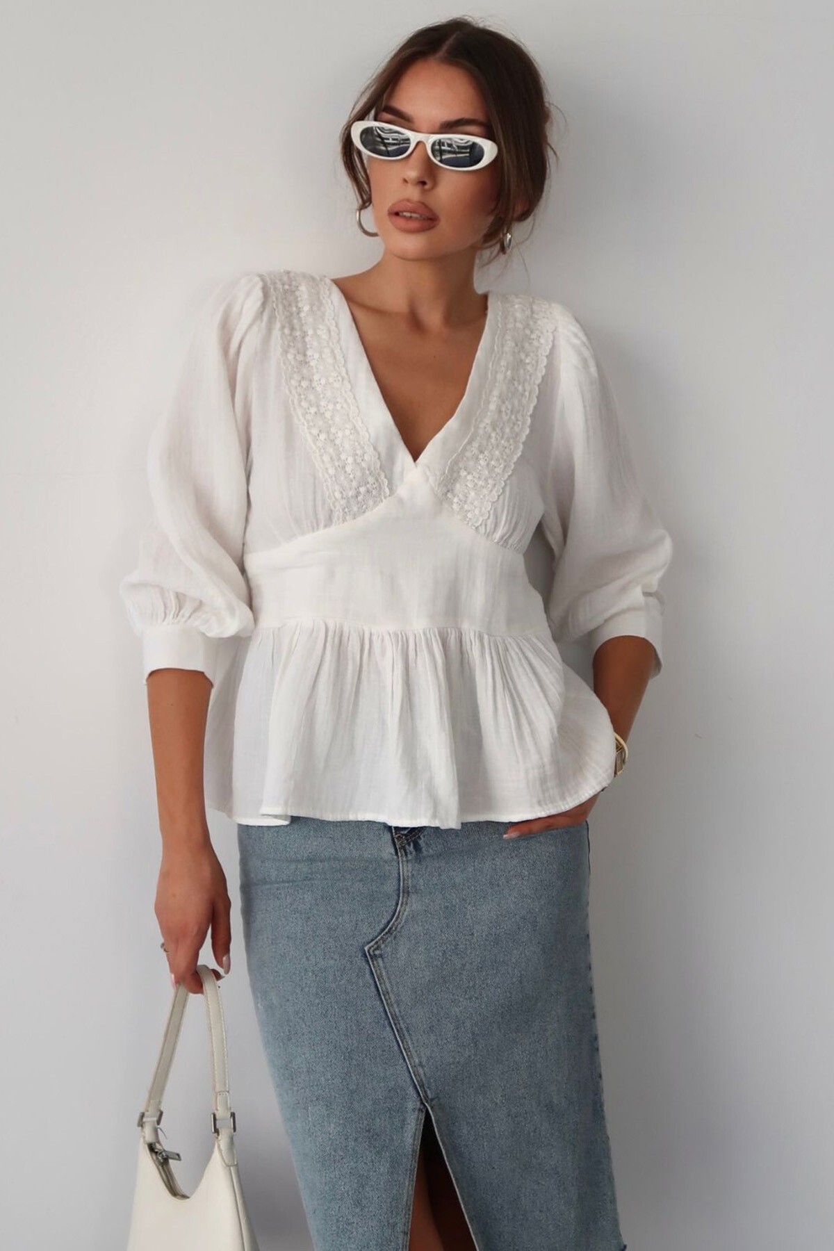 Beyaz V Yaka Dantel Detaylı Keten Bluz