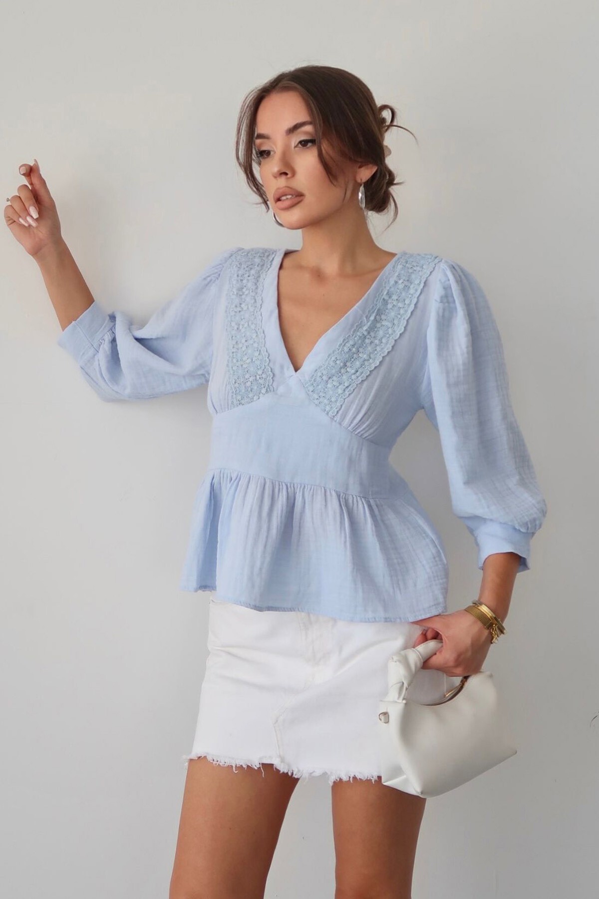 Mavi V Yaka Dantel Detaylı Keten Bluz