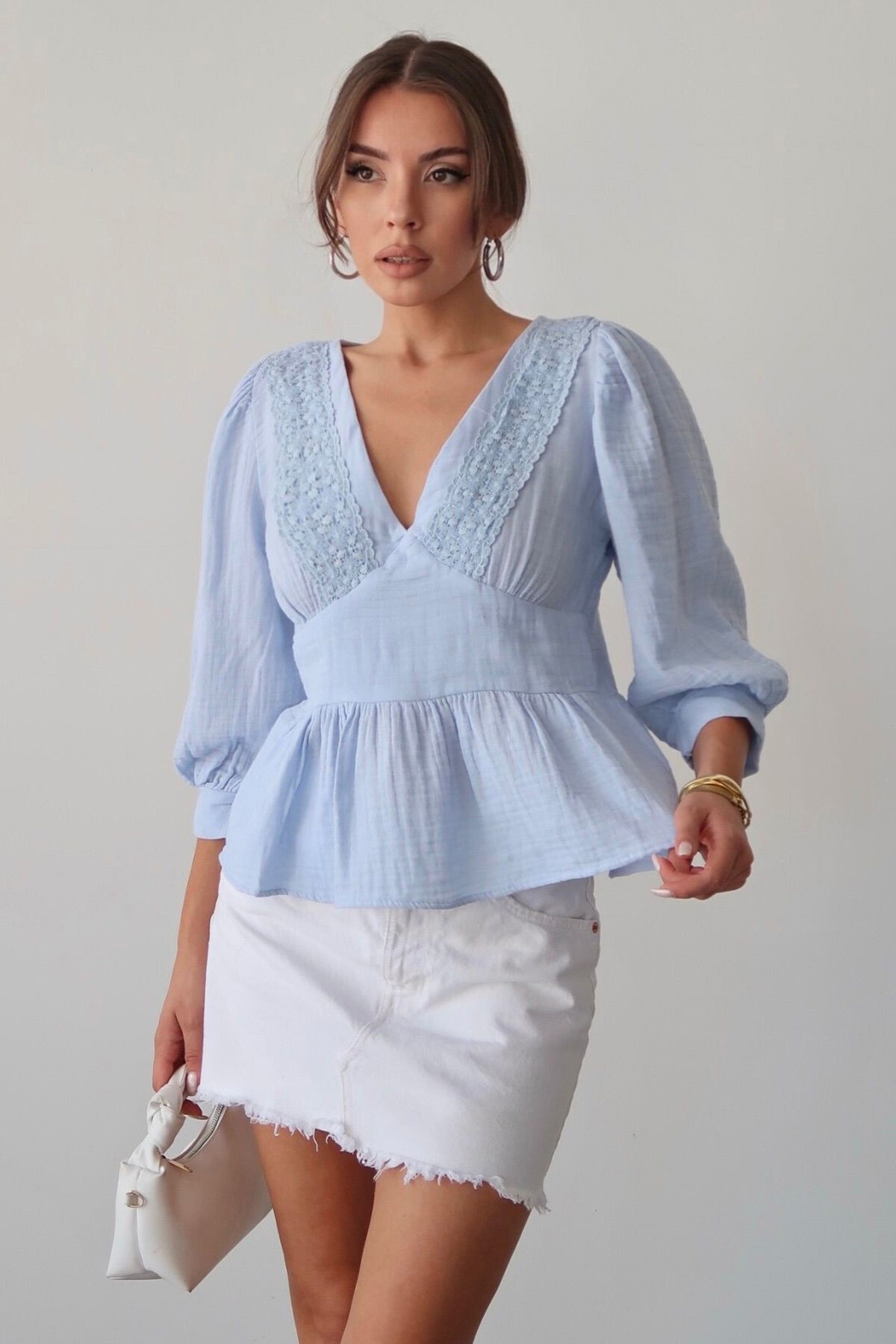 Mavi V Yaka Dantel Detaylı Keten Bluz