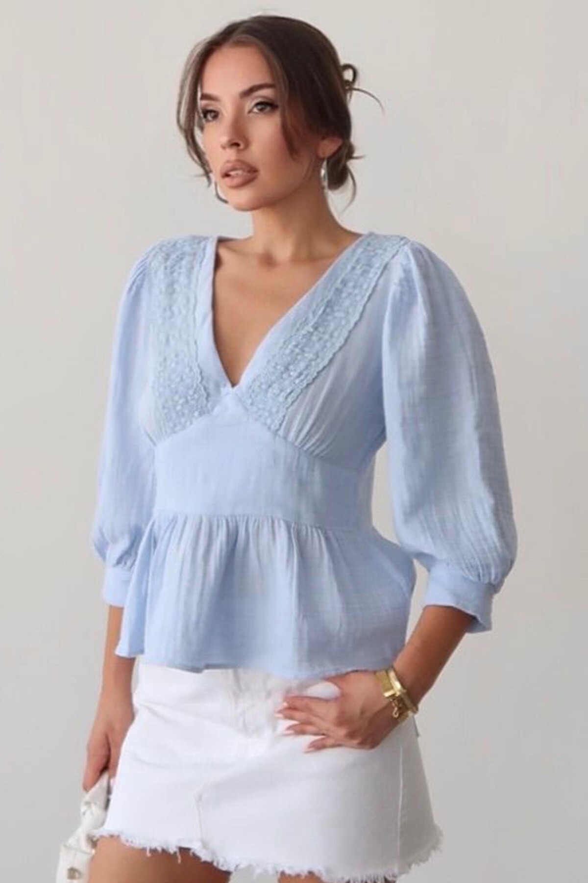 Mavi V Yaka Dantel Detaylı Keten Bluz