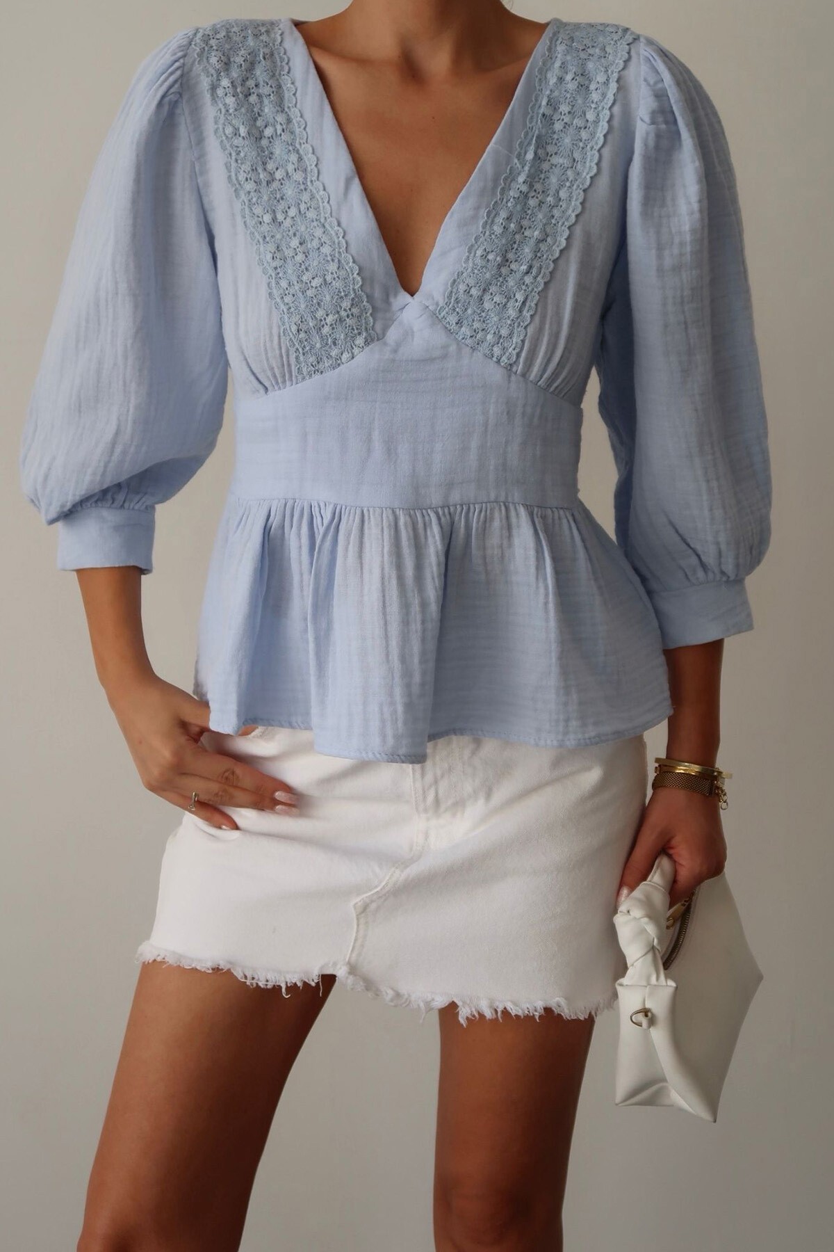 Mavi V Yaka Dantel Detaylı Keten Bluz