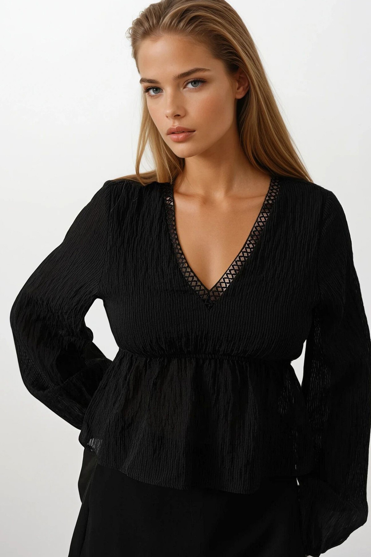 Siyah V Yaka Dantelli Eteği Fırfırlı Bluz