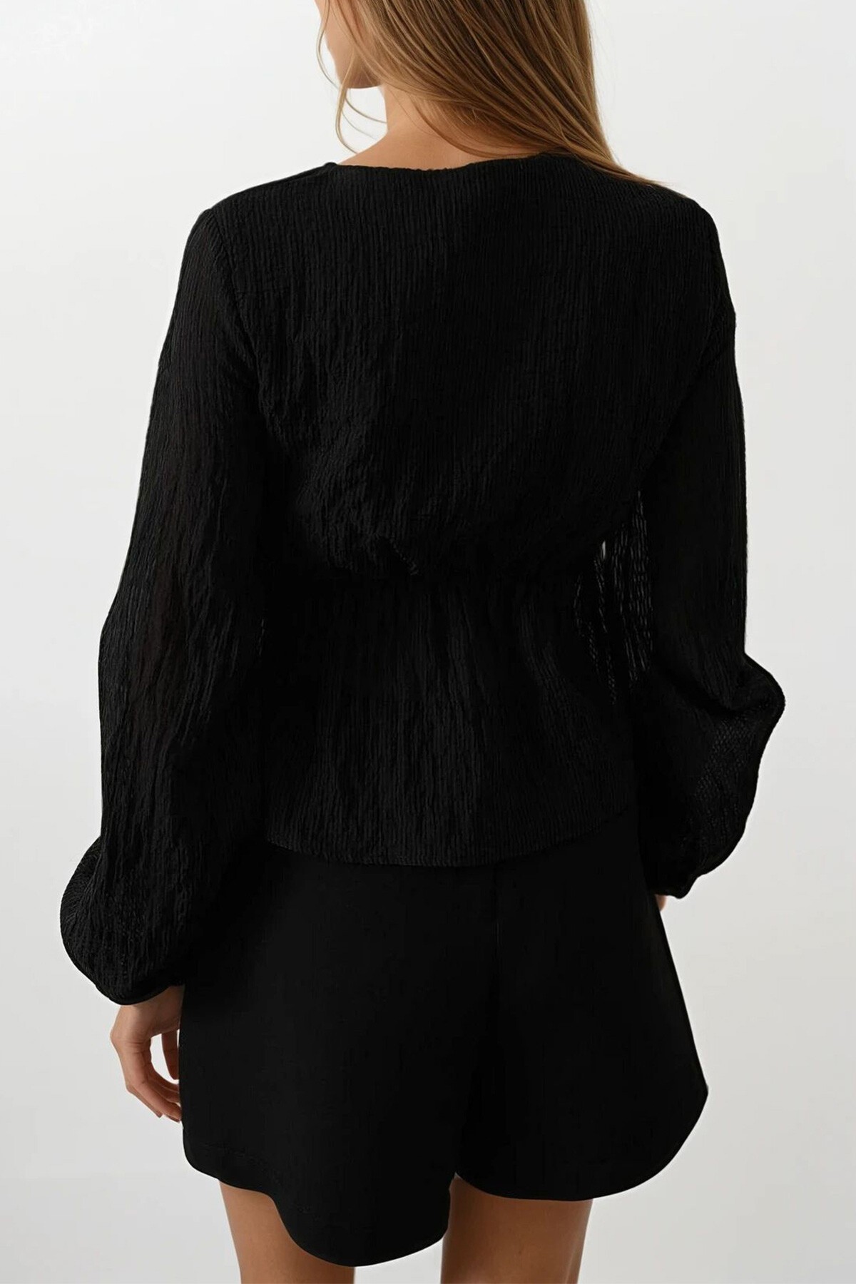 Siyah V Yaka Dantelli Eteği Fırfırlı Bluz