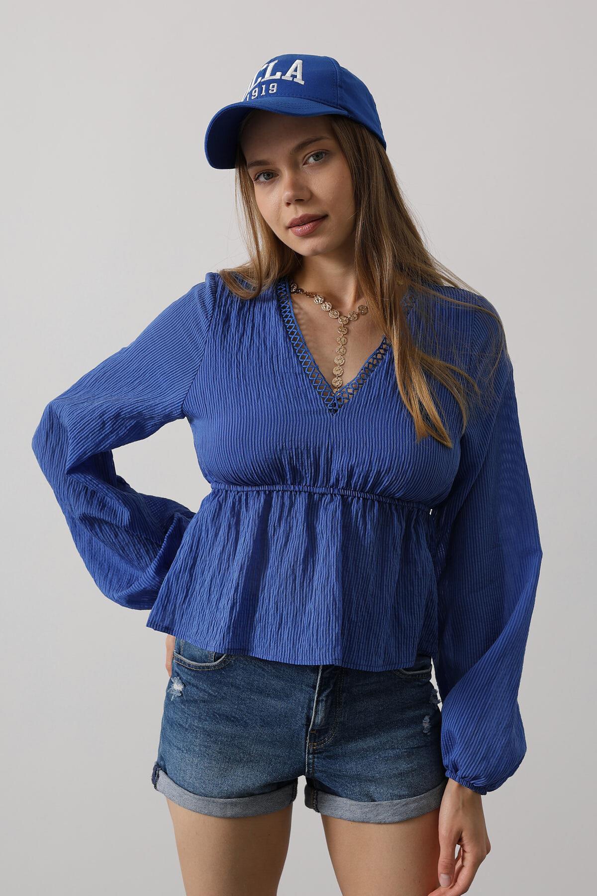 Mavi V Yaka Dantelli Eteği Fırfırlı Bluz