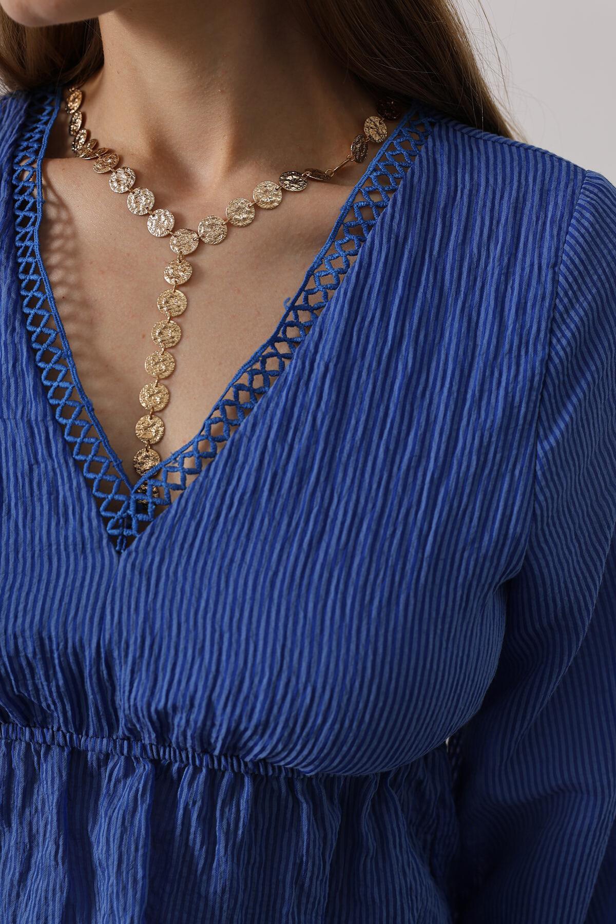 Mavi V Yaka Dantelli Eteği Fırfırlı Bluz