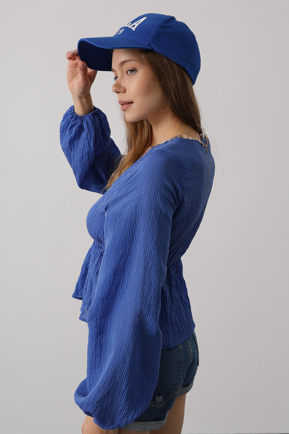 Mavi V Yaka Dantelli Eteği Fırfırlı Bluz