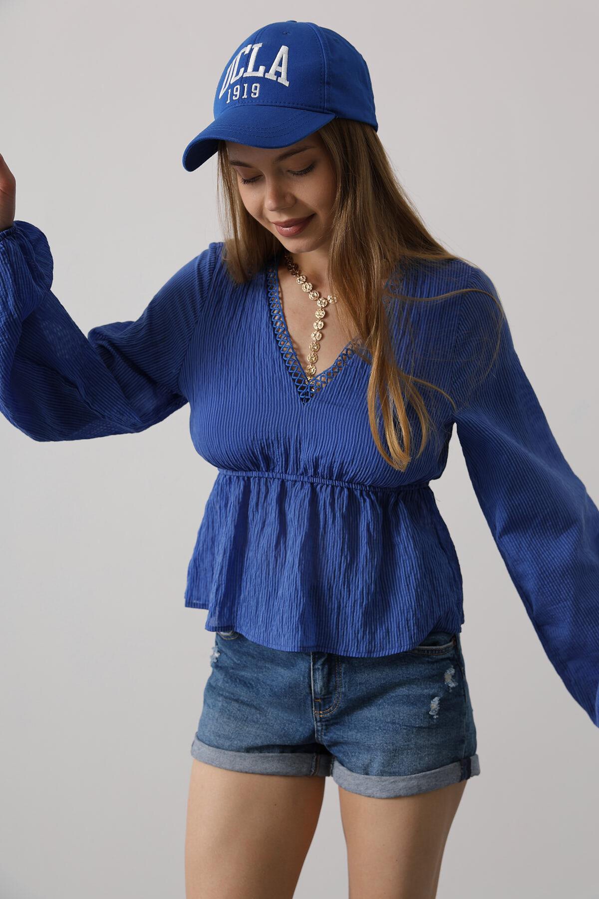 Mavi V Yaka Dantelli Eteği Fırfırlı Bluz