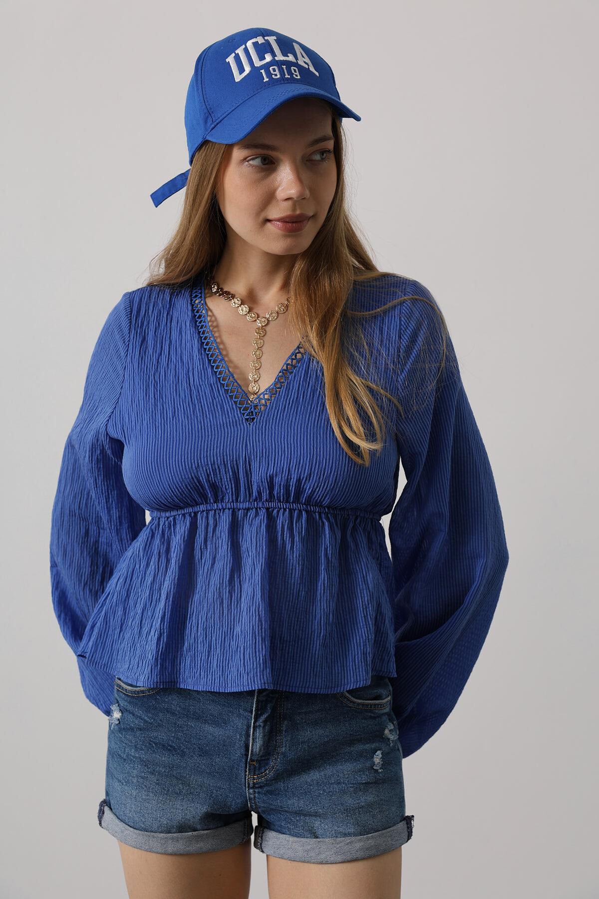 Mavi V Yaka Dantelli Eteği Fırfırlı Bluz