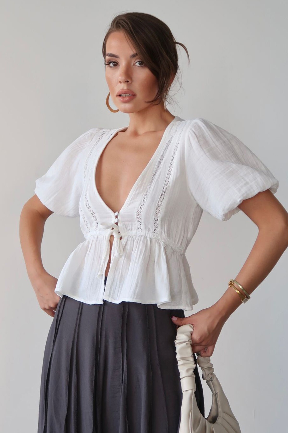 Beyaz V Yaka Yarım Kol Önden Bağlamalı Bluz