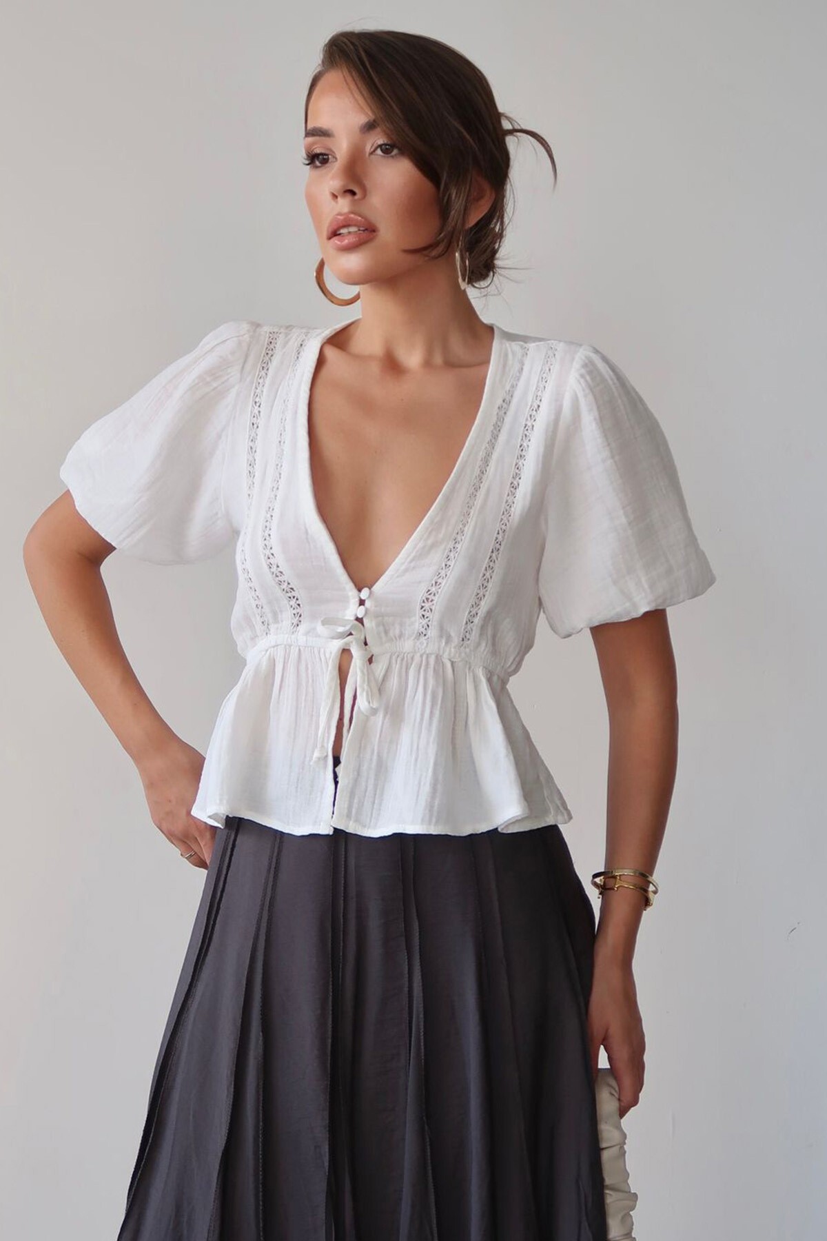 Beyaz V Yaka Yarım Kol Önden Bağlamalı Bluz